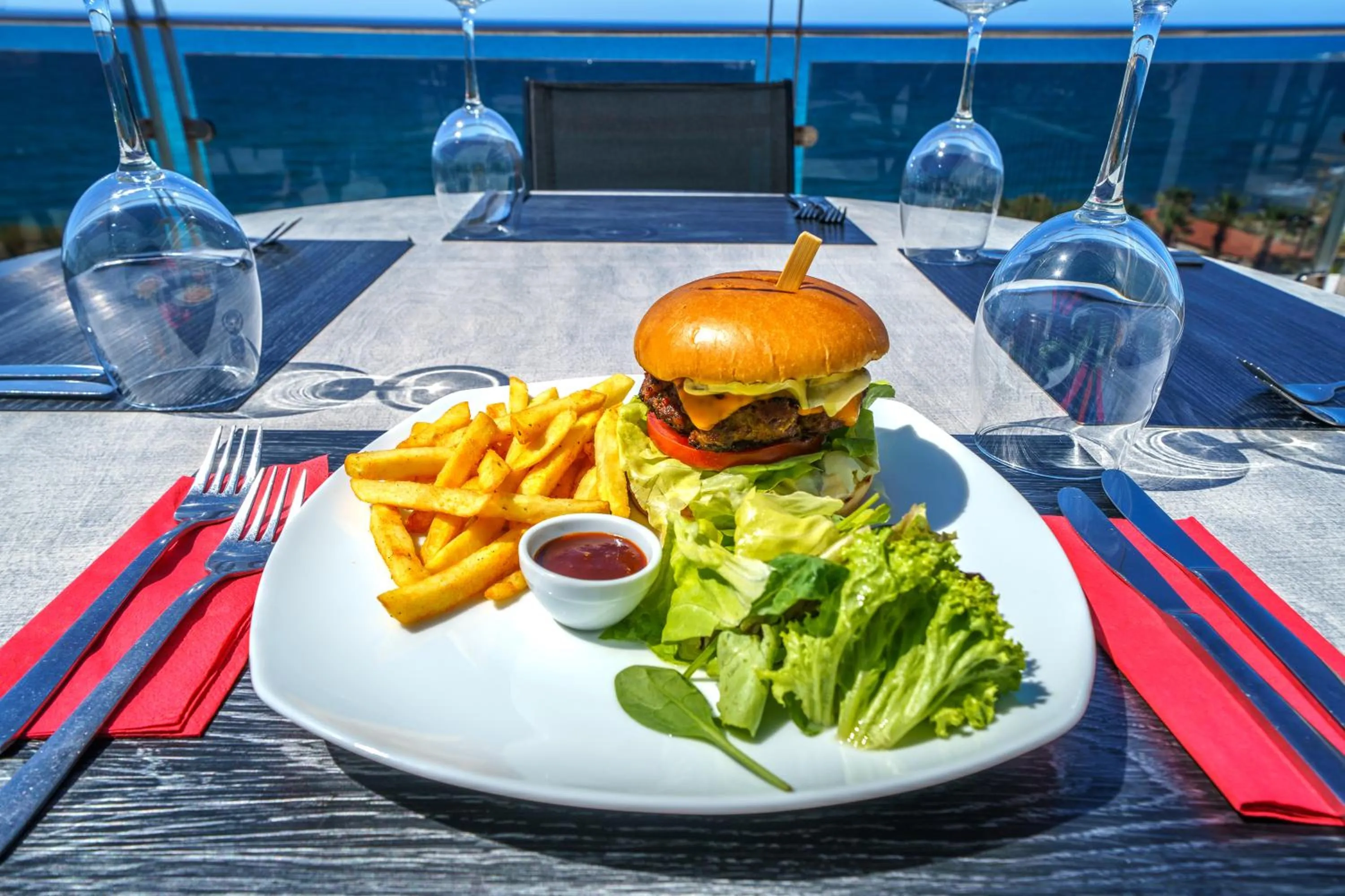 Restaurant/places to eat in Macaris Suites & Spa