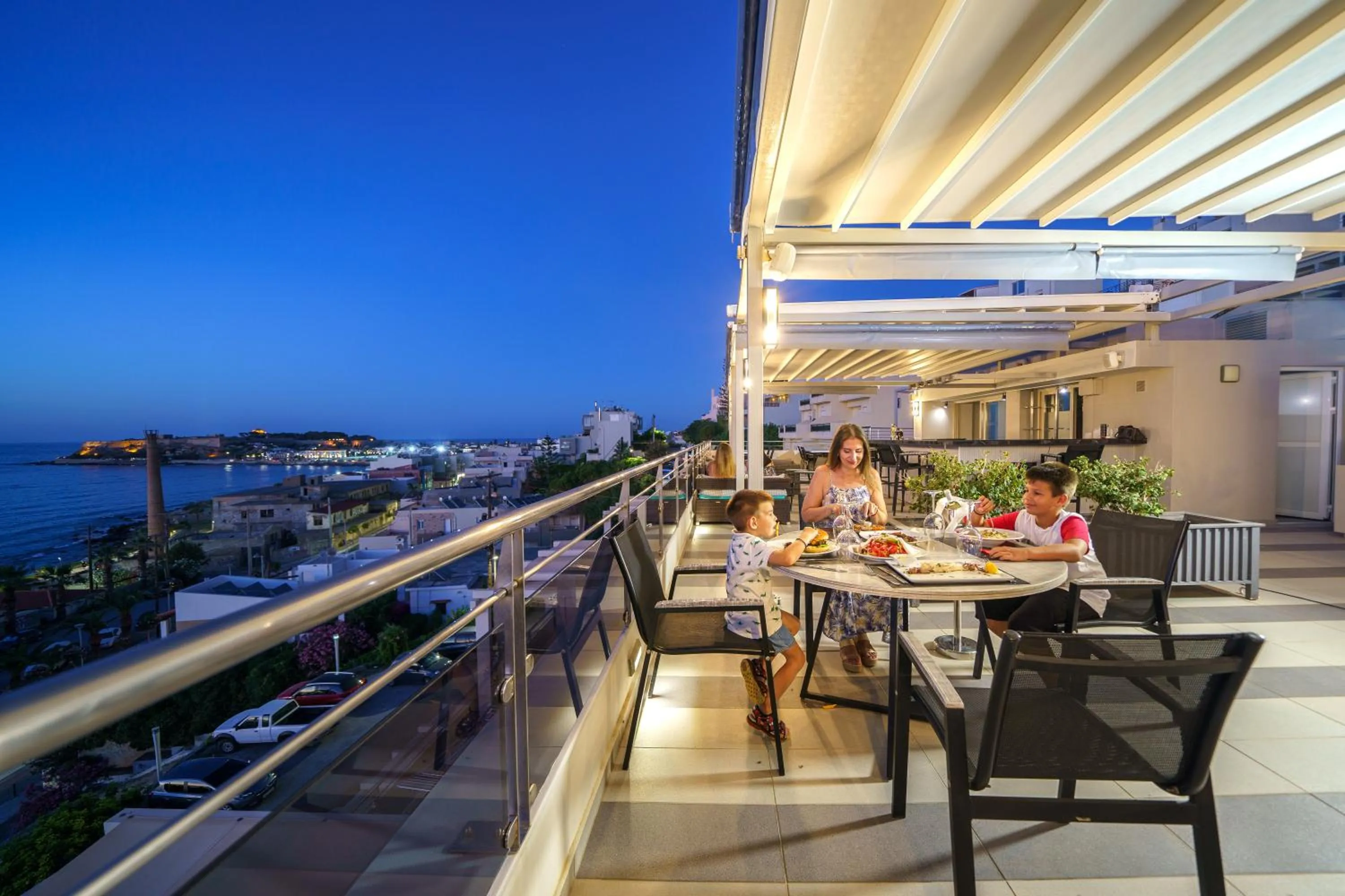 Restaurant/places to eat in Macaris Suites & Spa