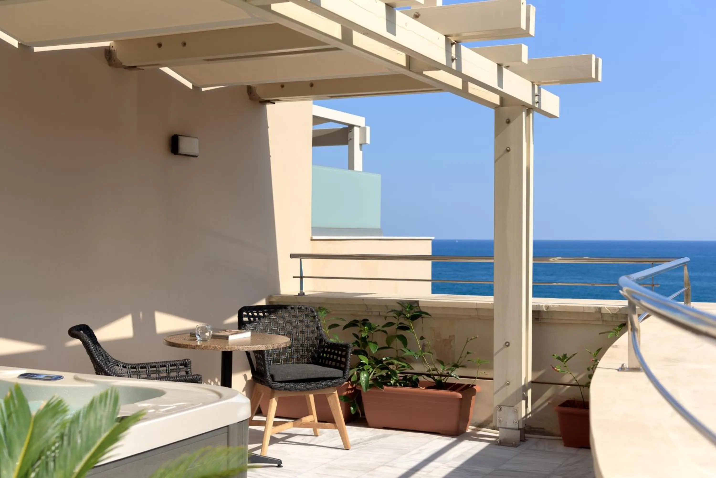 Hot Tub in Macaris Suites & Spa