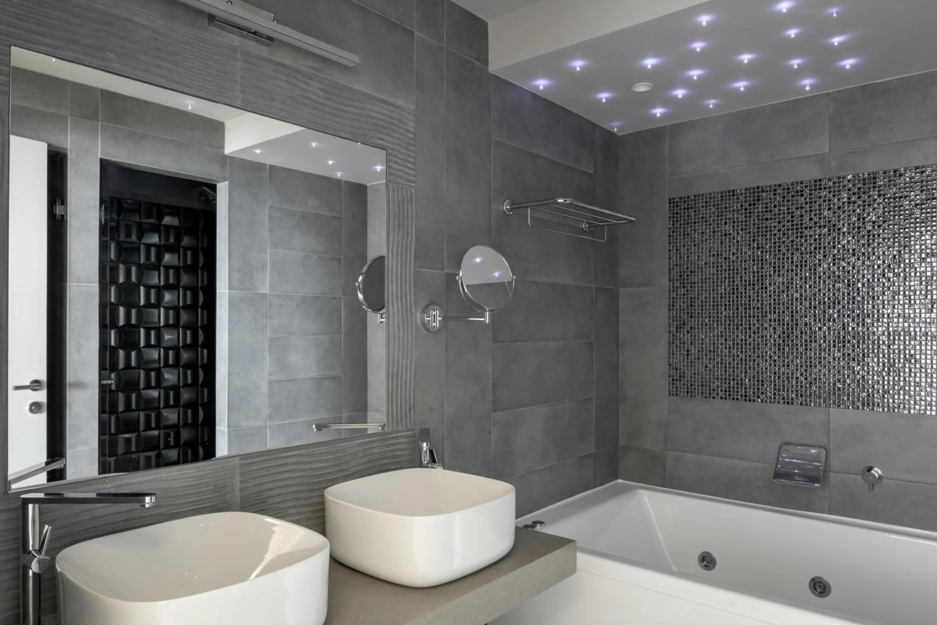 Shower in Macaris Suites & Spa