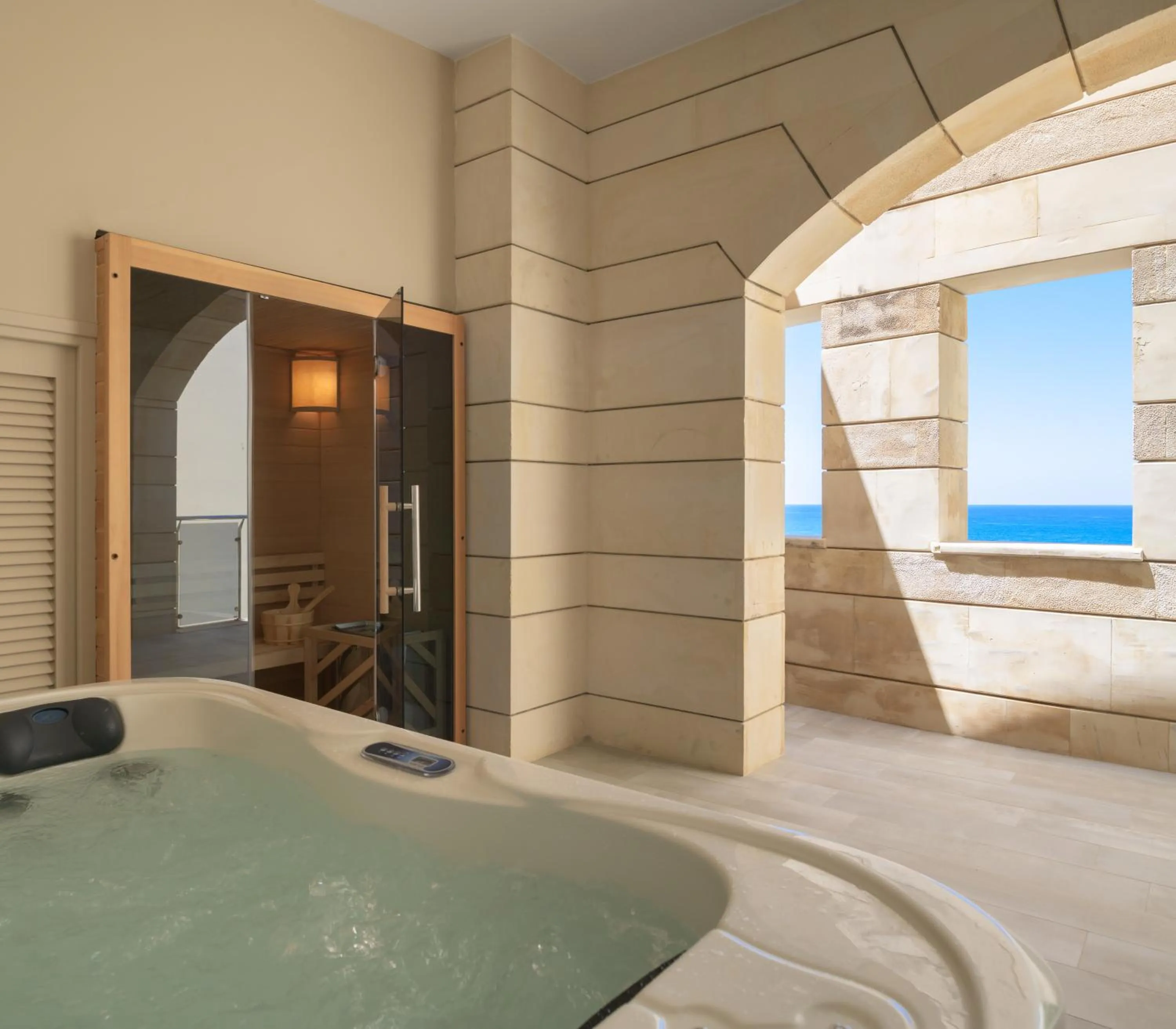 Hot Tub in Macaris Suites & Spa