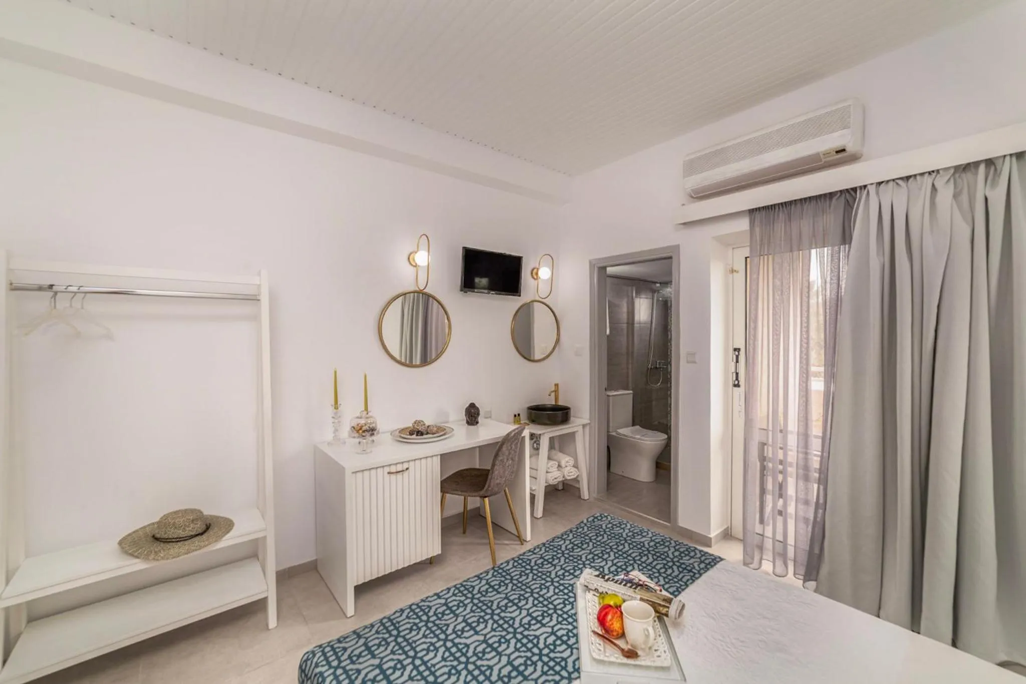 Photo of the whole room, Bed in Roxani Hotel