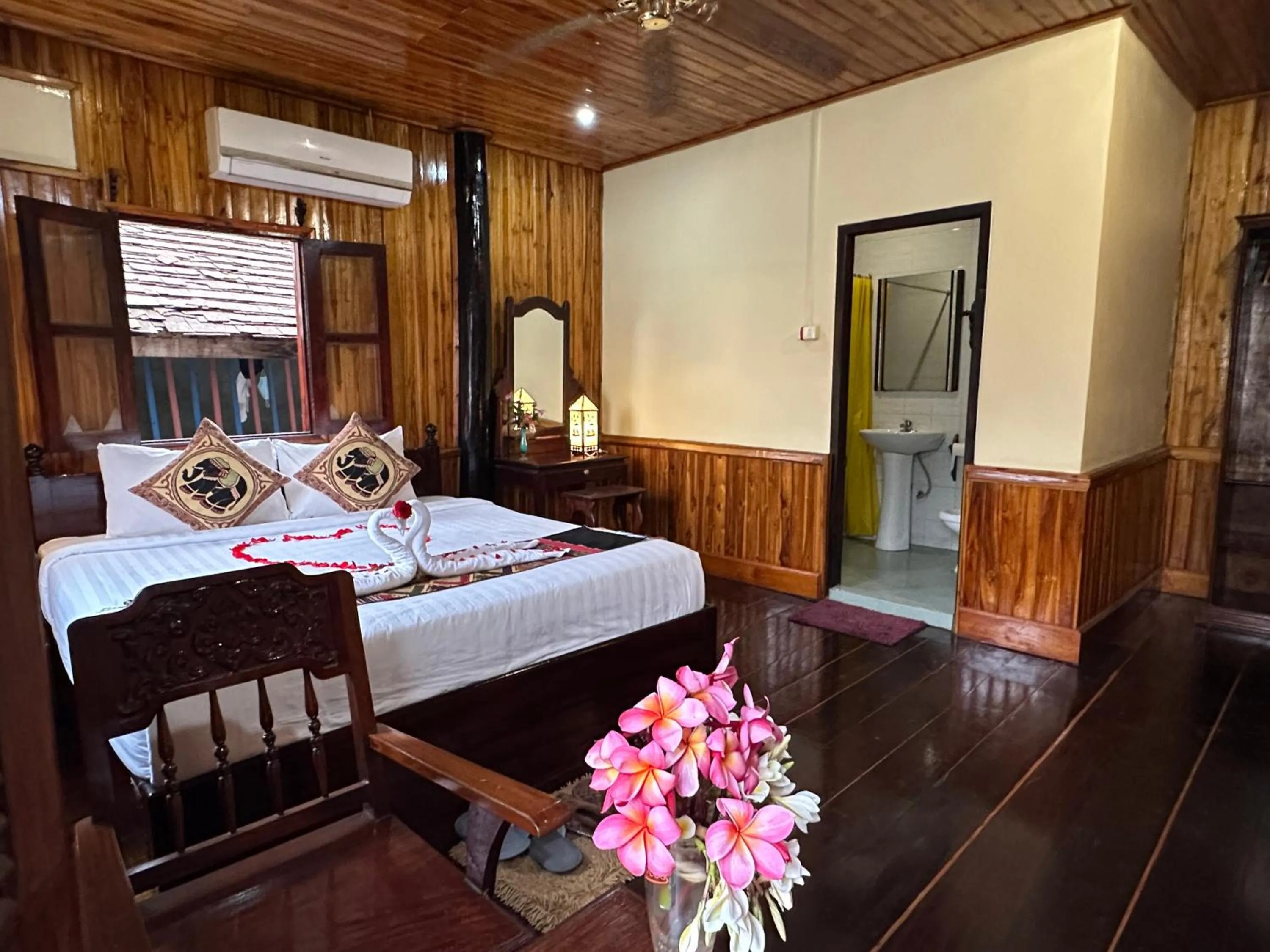 Bed in Villa Alounsavath Mekong Riverside