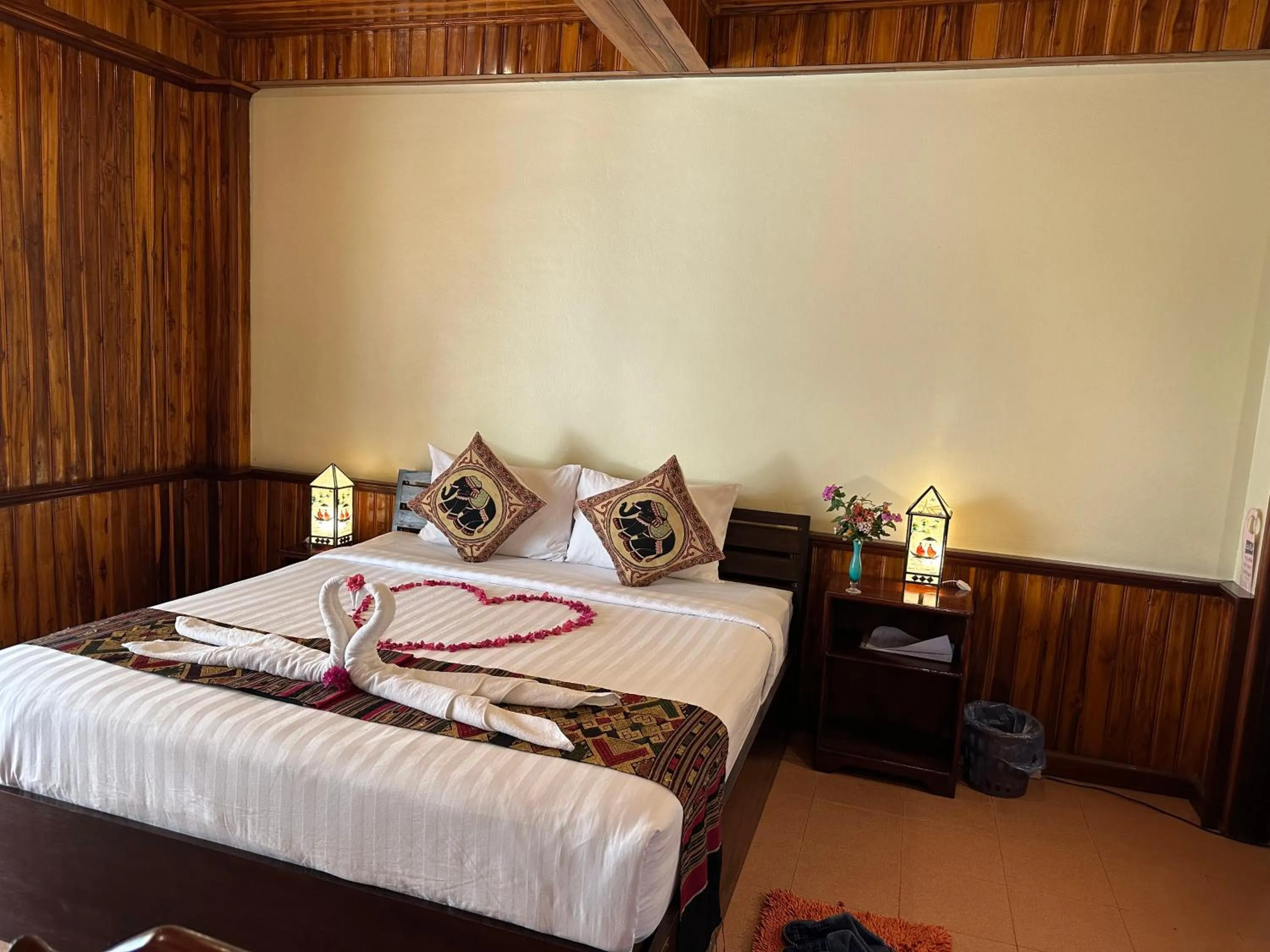Bed in Villa Alounsavath Mekong Riverside
