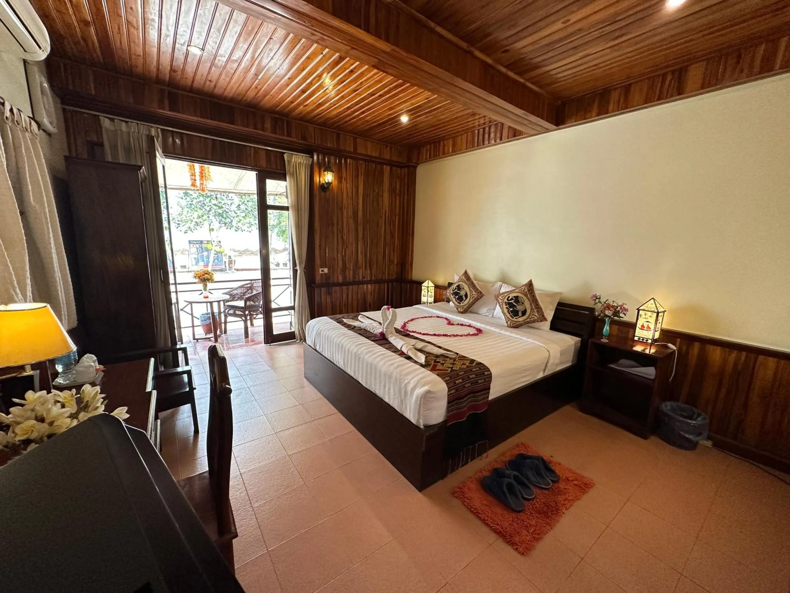 Bed in Villa Alounsavath Mekong Riverside