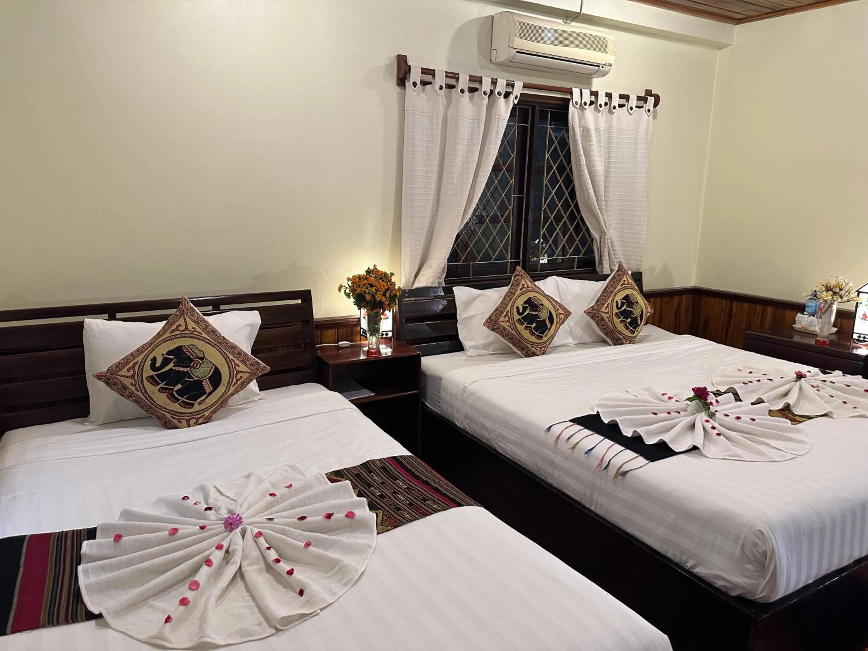 Bed in Villa Alounsavath Mekong Riverside