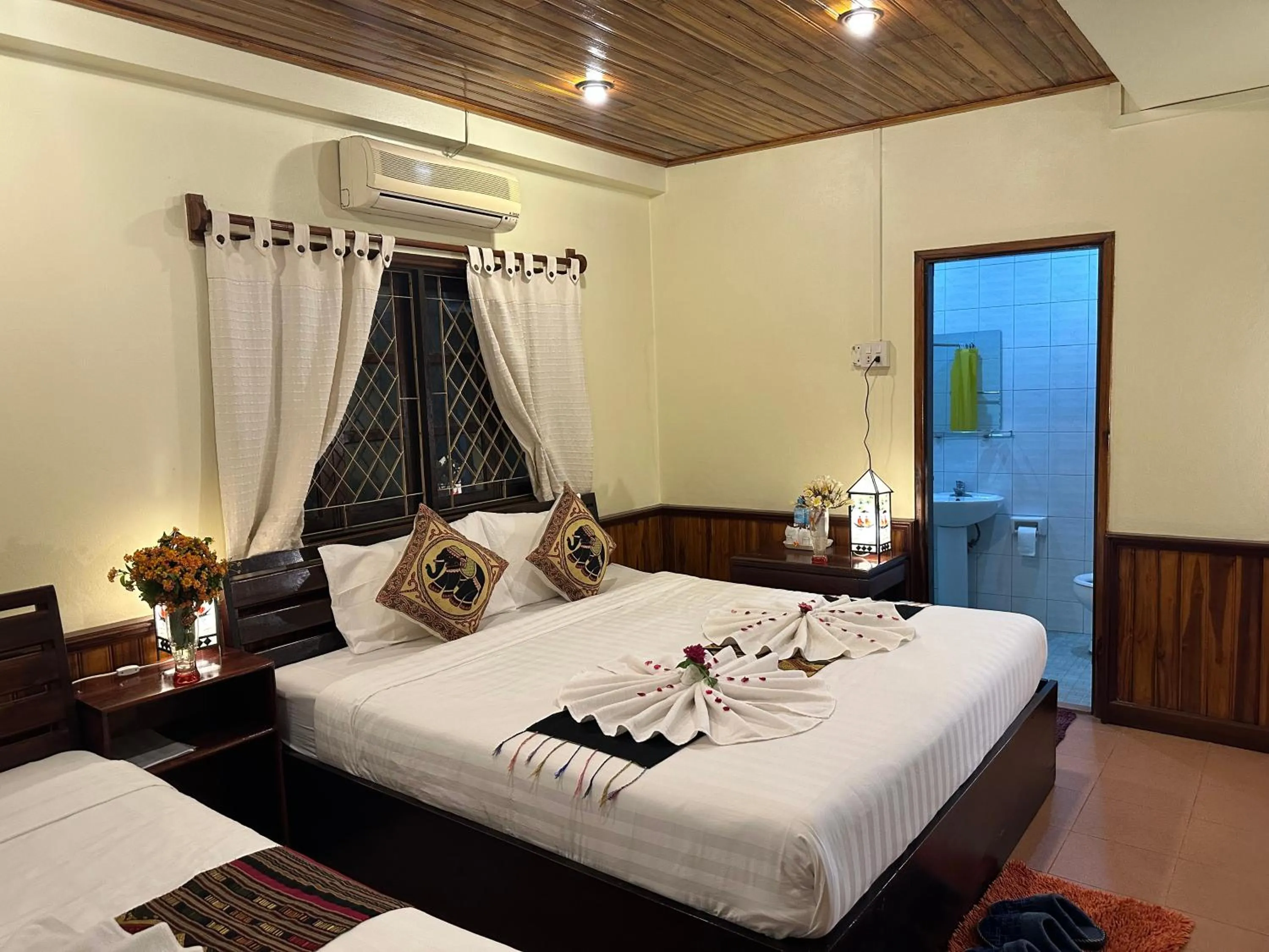 Bed in Villa Alounsavath Mekong Riverside