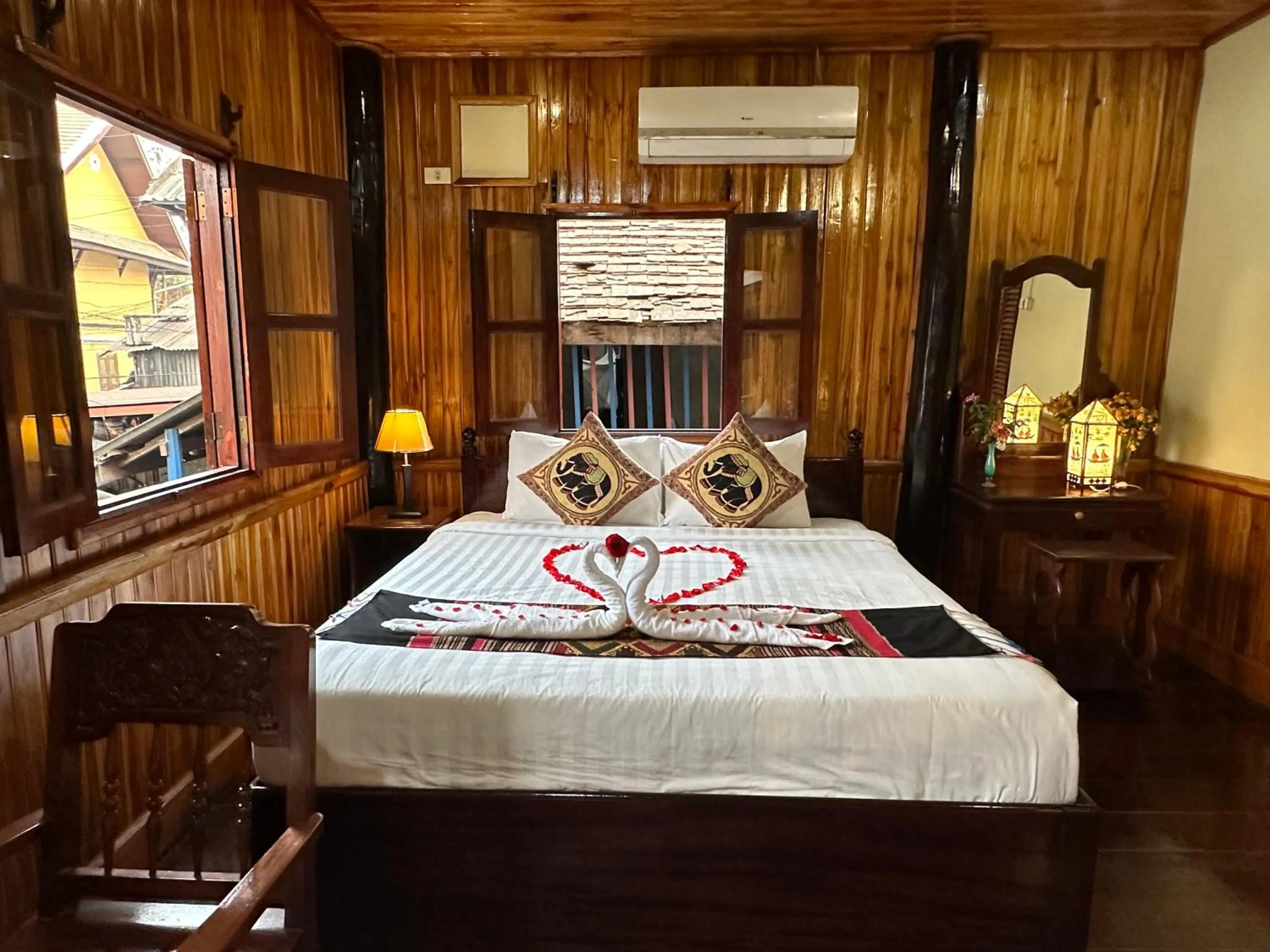 Bed in Villa Alounsavath Mekong Riverside