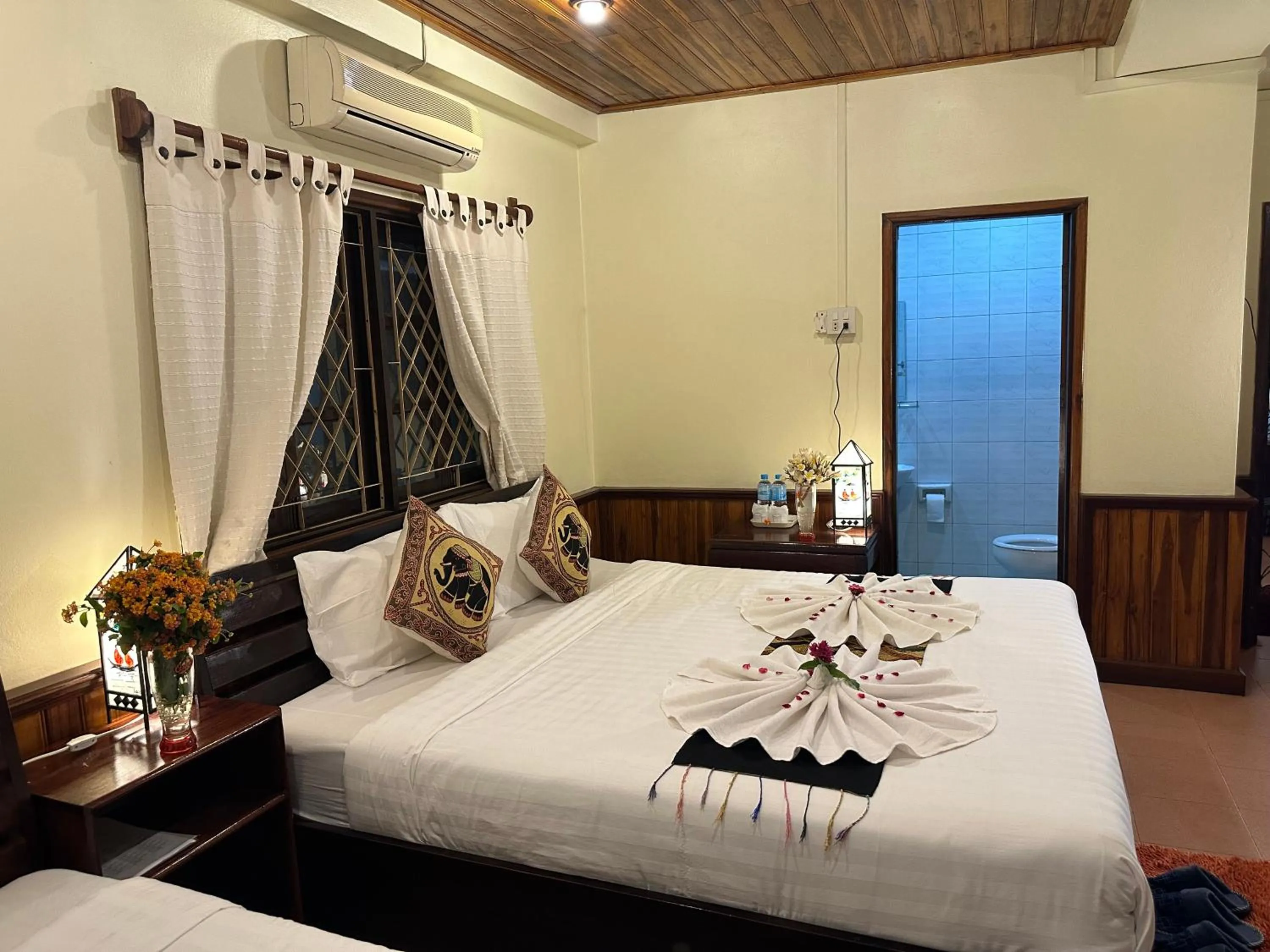 Bed in Villa Alounsavath Mekong Riverside
