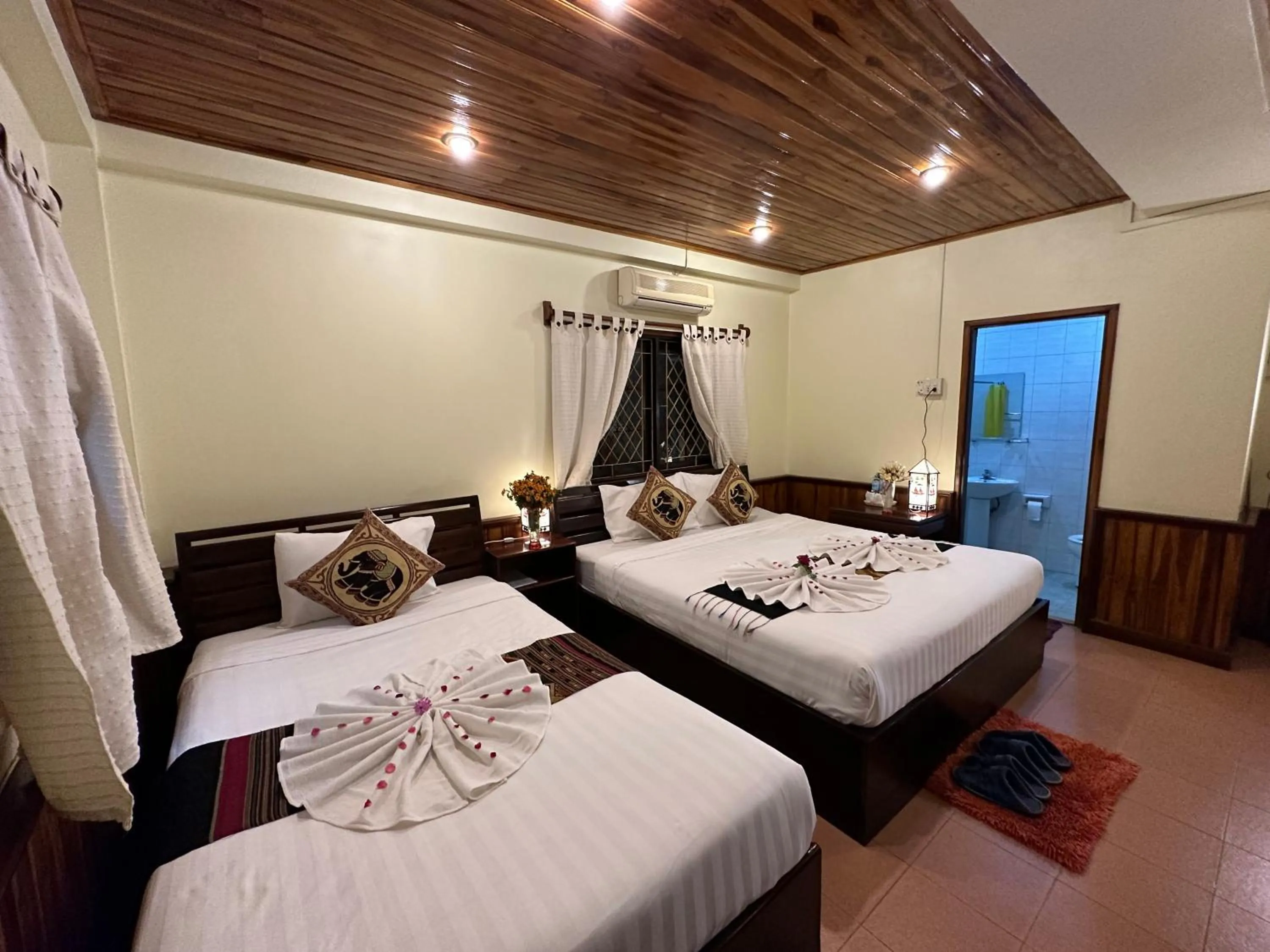 Bed in Villa Alounsavath Mekong Riverside