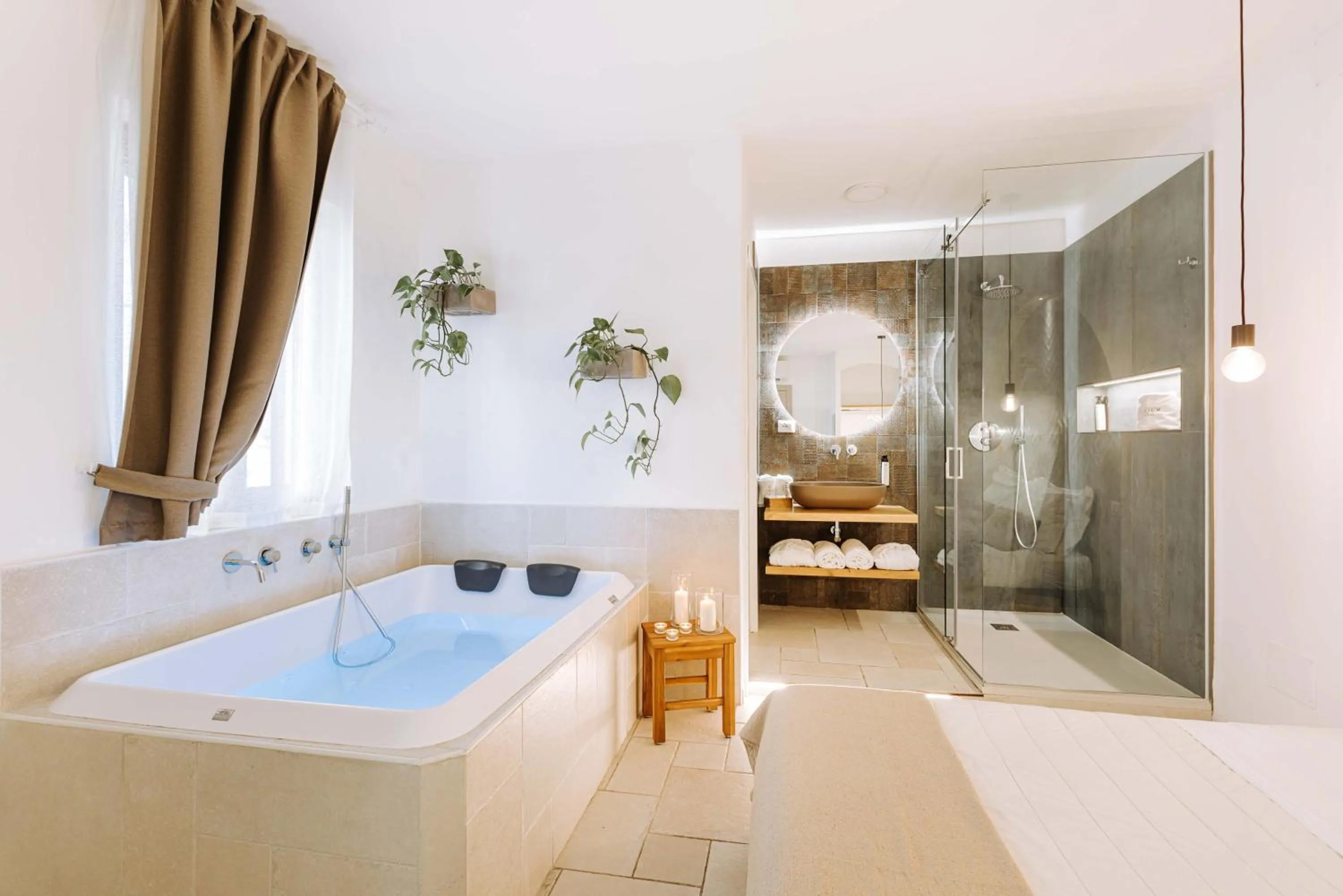 Hot Tub, Bed in Dirium - exclusive rooms