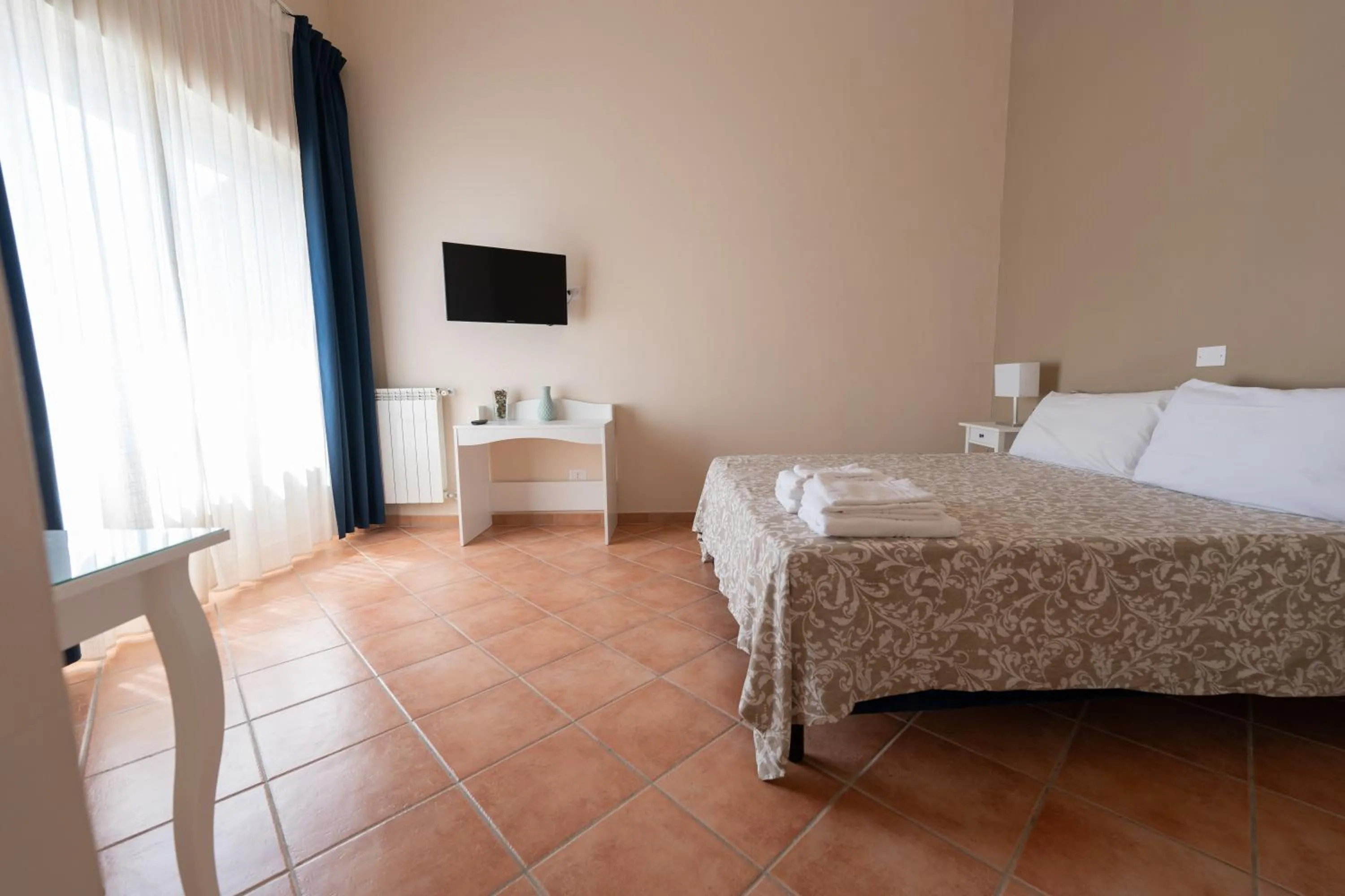 Bedroom, Bed in Artis Mare