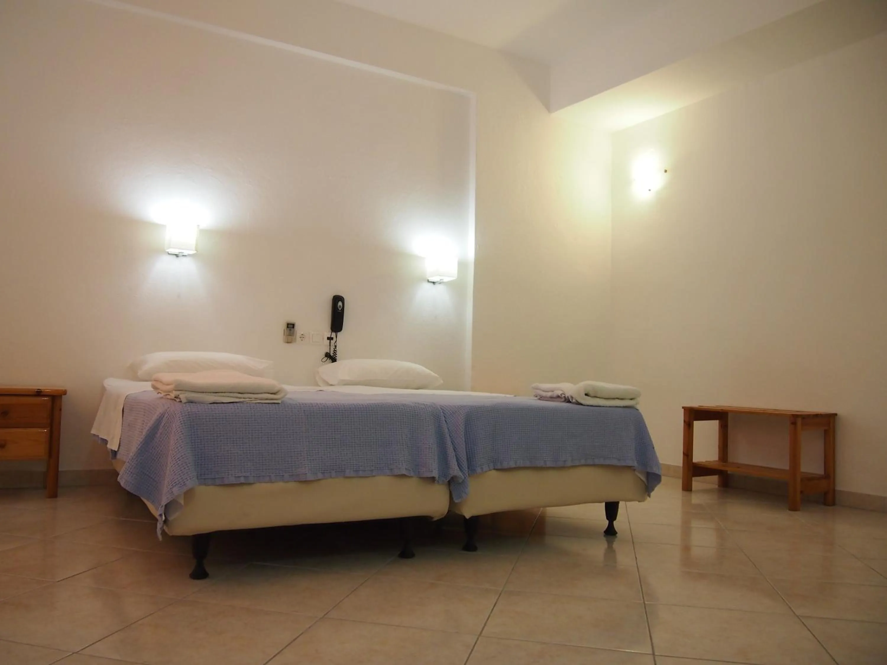 Photo of the whole room, Bed in Homer's Inn Hotel