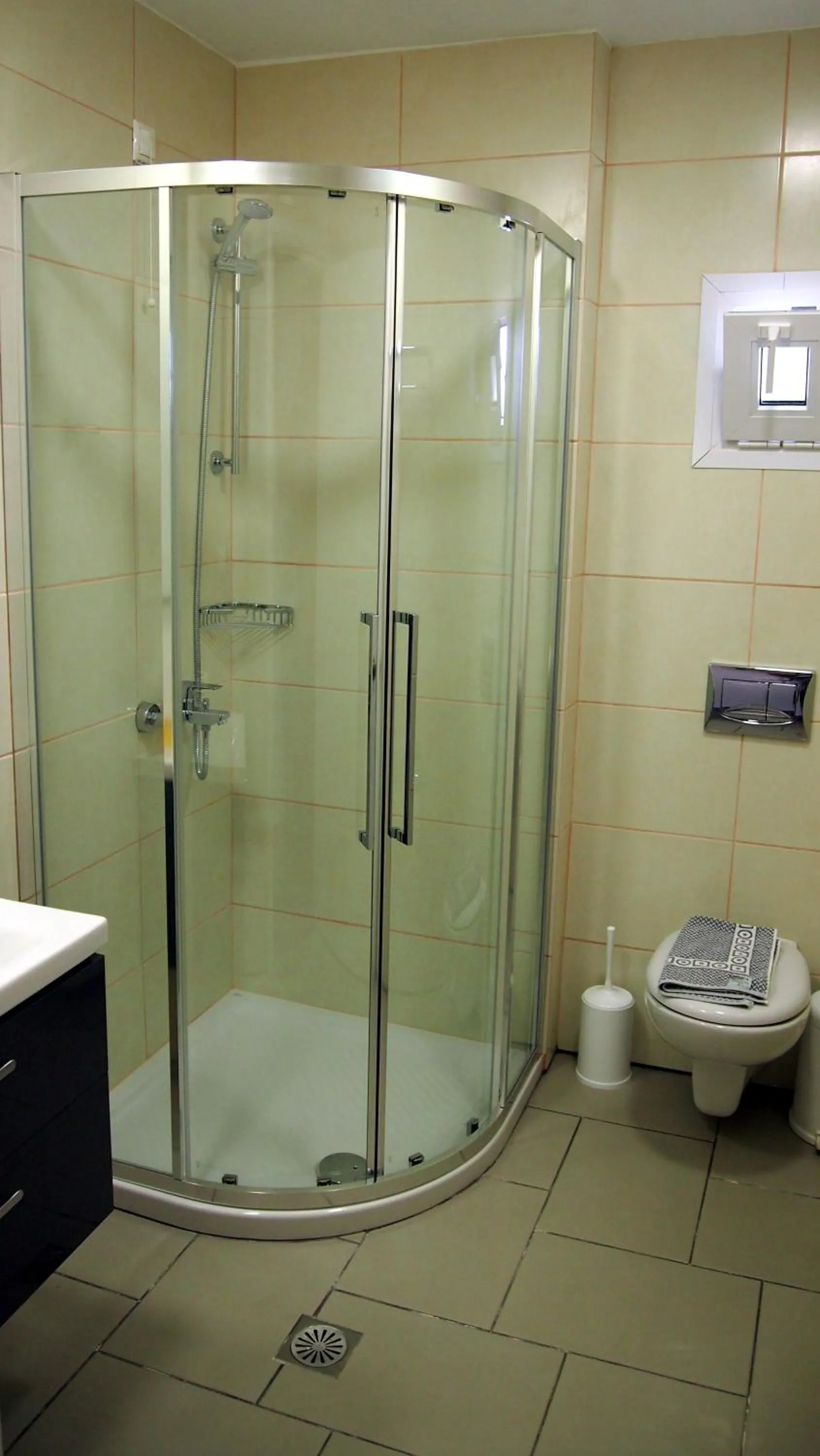 Shower in Homer's Inn Hotel