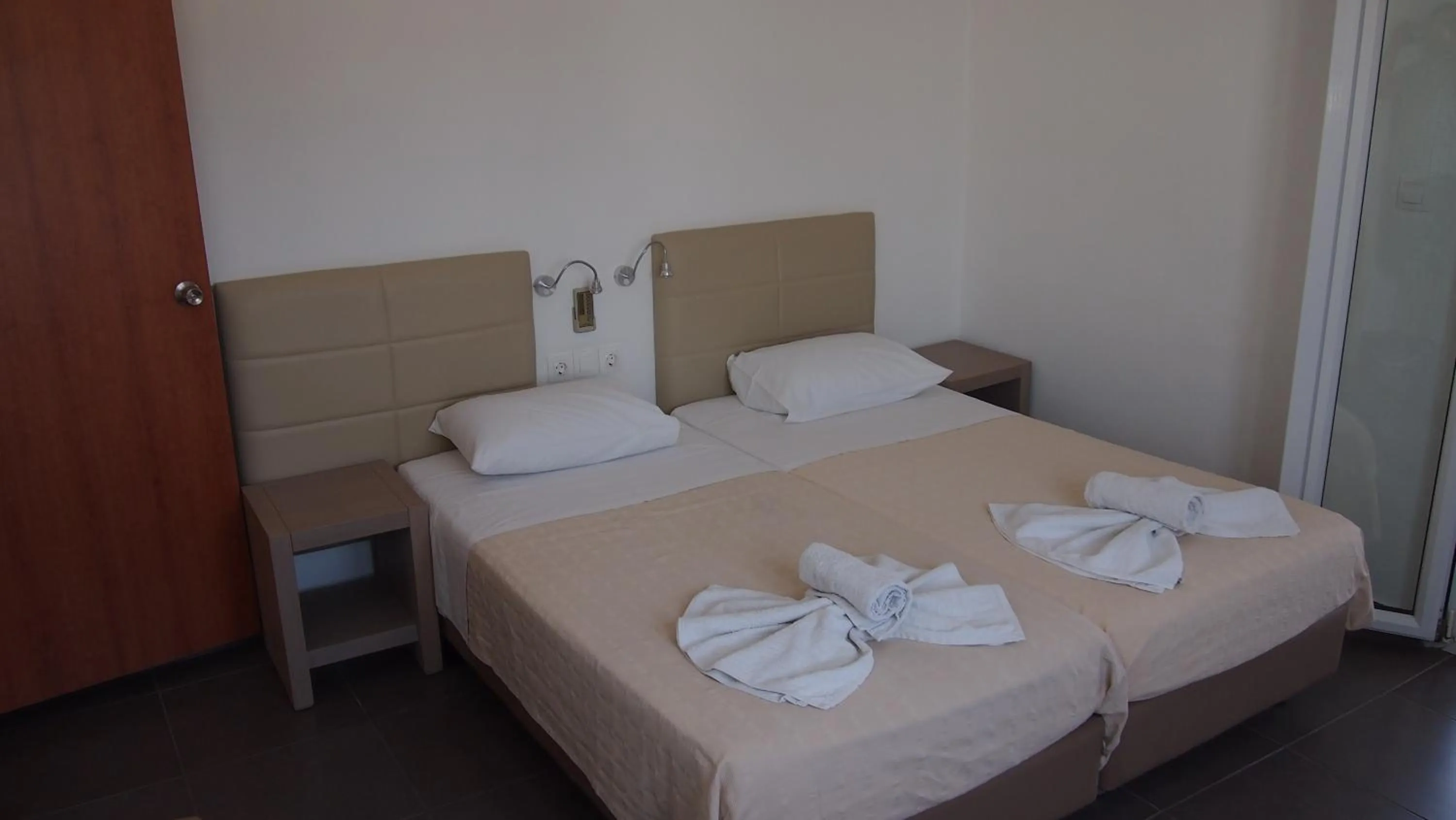 Photo of the whole room, Bed in Homer's Inn Hotel