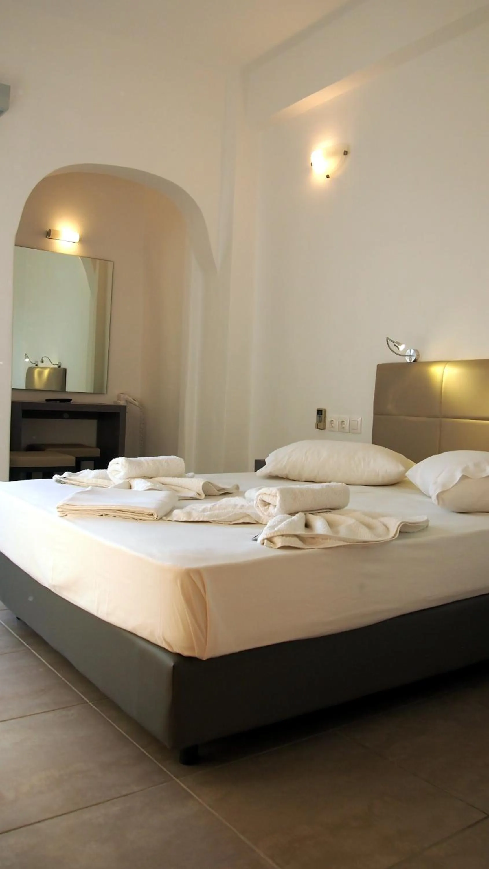 Decorative detail, Bed in Homer's Inn Hotel