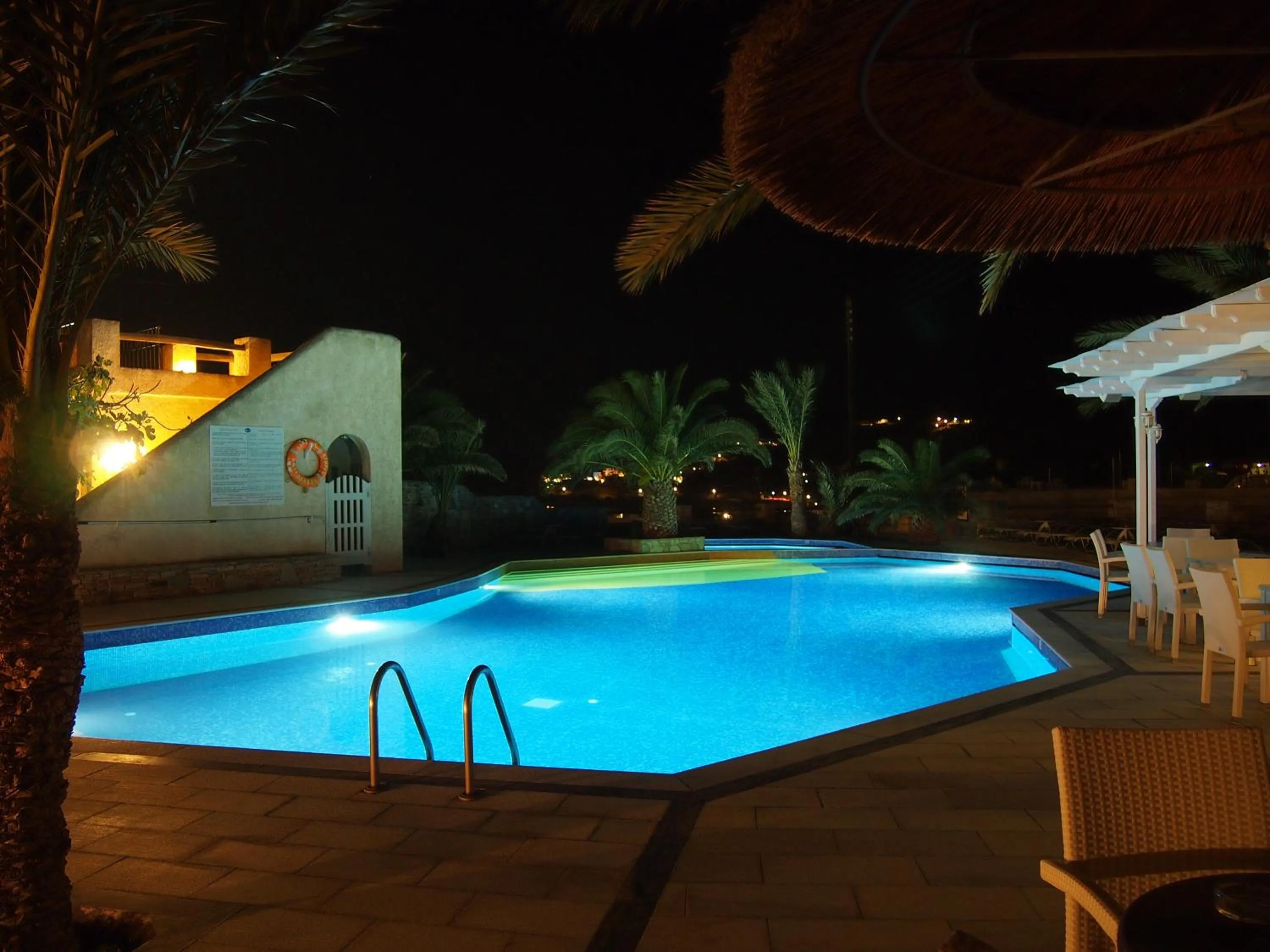 Swimming pool in Homer's Inn Hotel