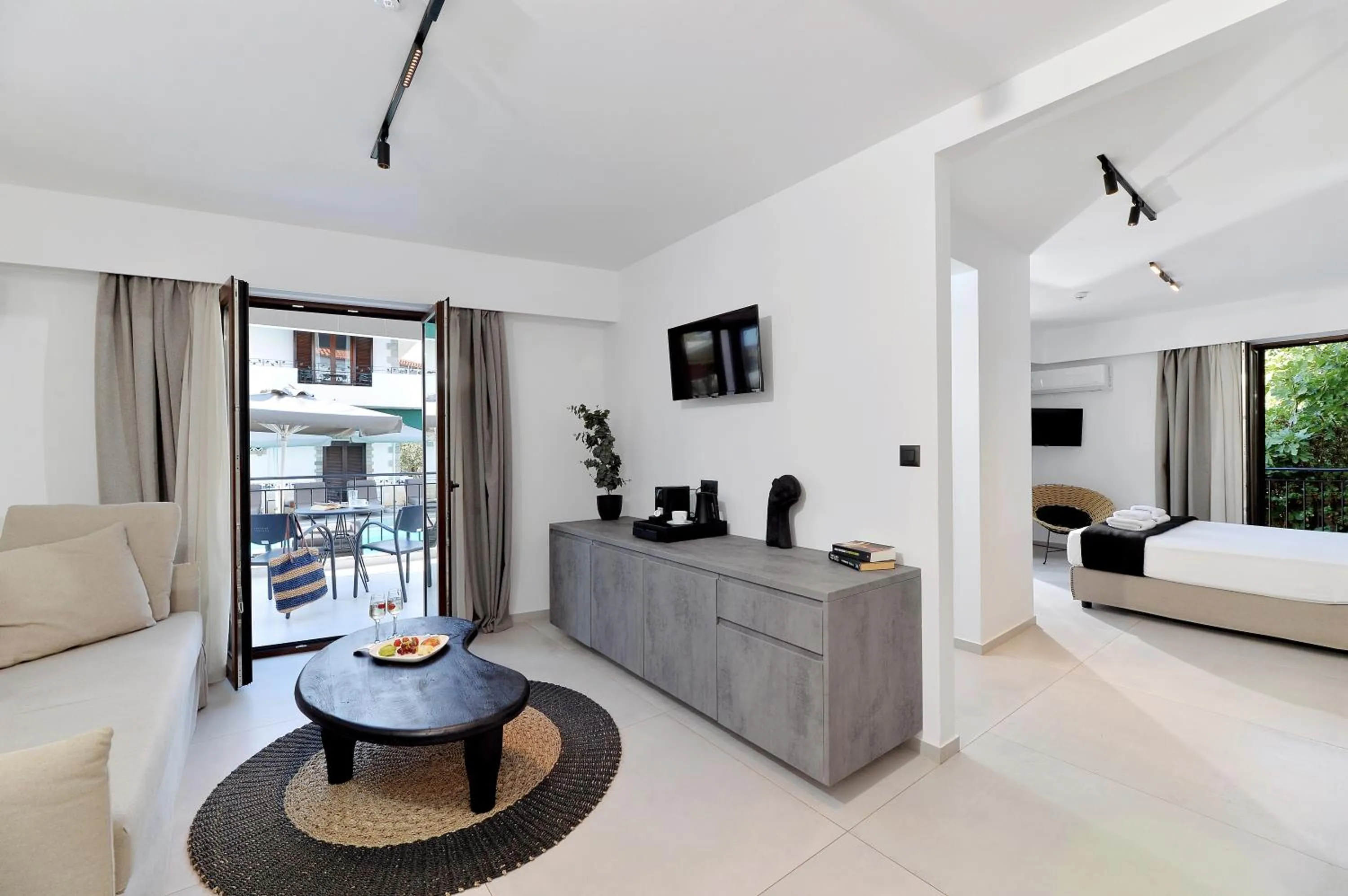 Living room, Bed in Yianna Hotel