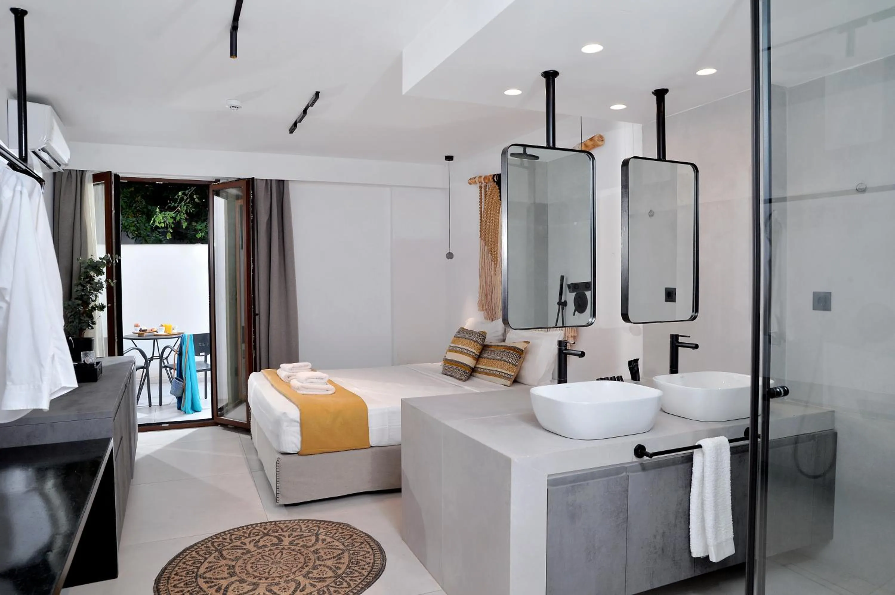 Bathroom in Yianna Hotel