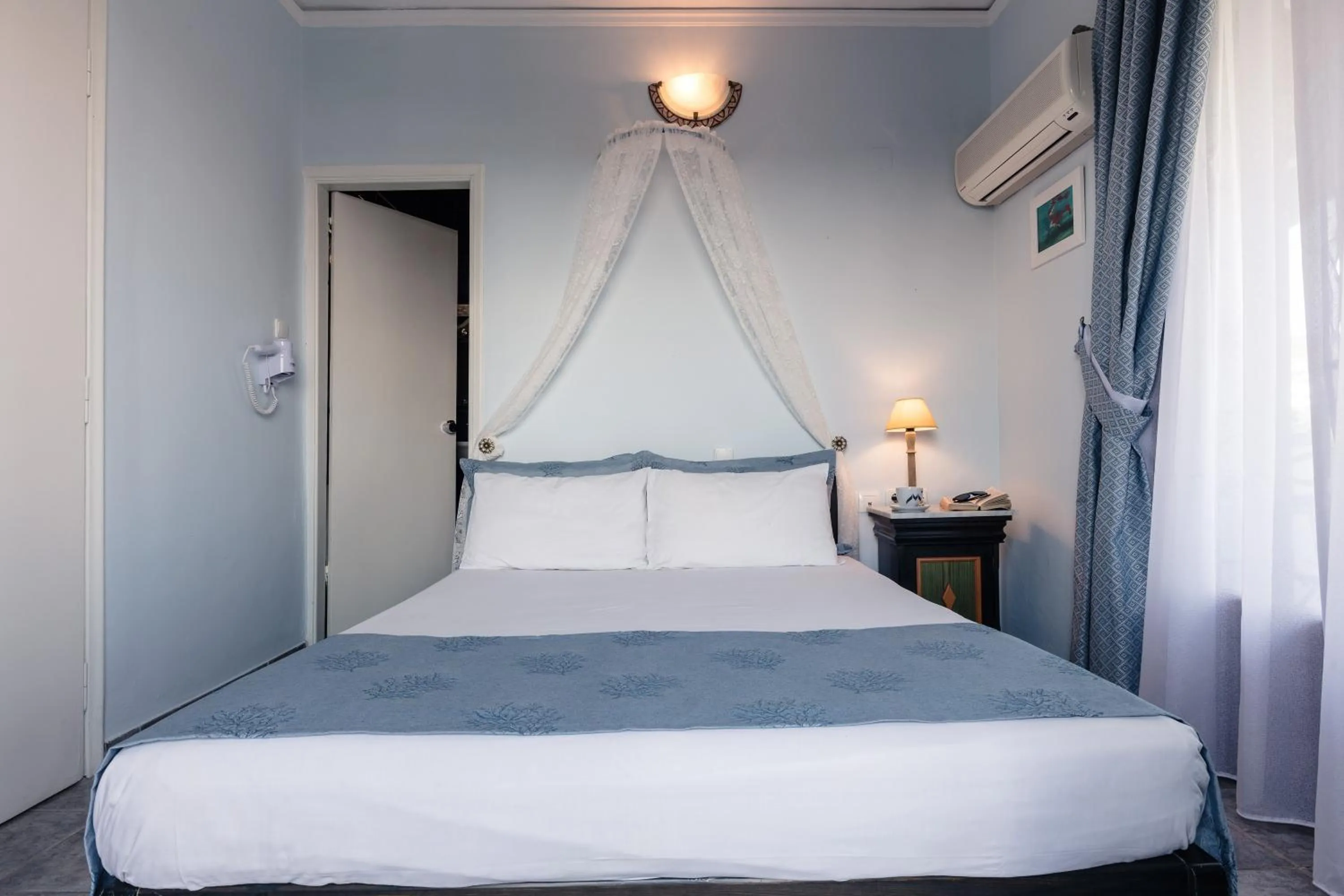 TV and multimedia, Bed in Yianna Hotel