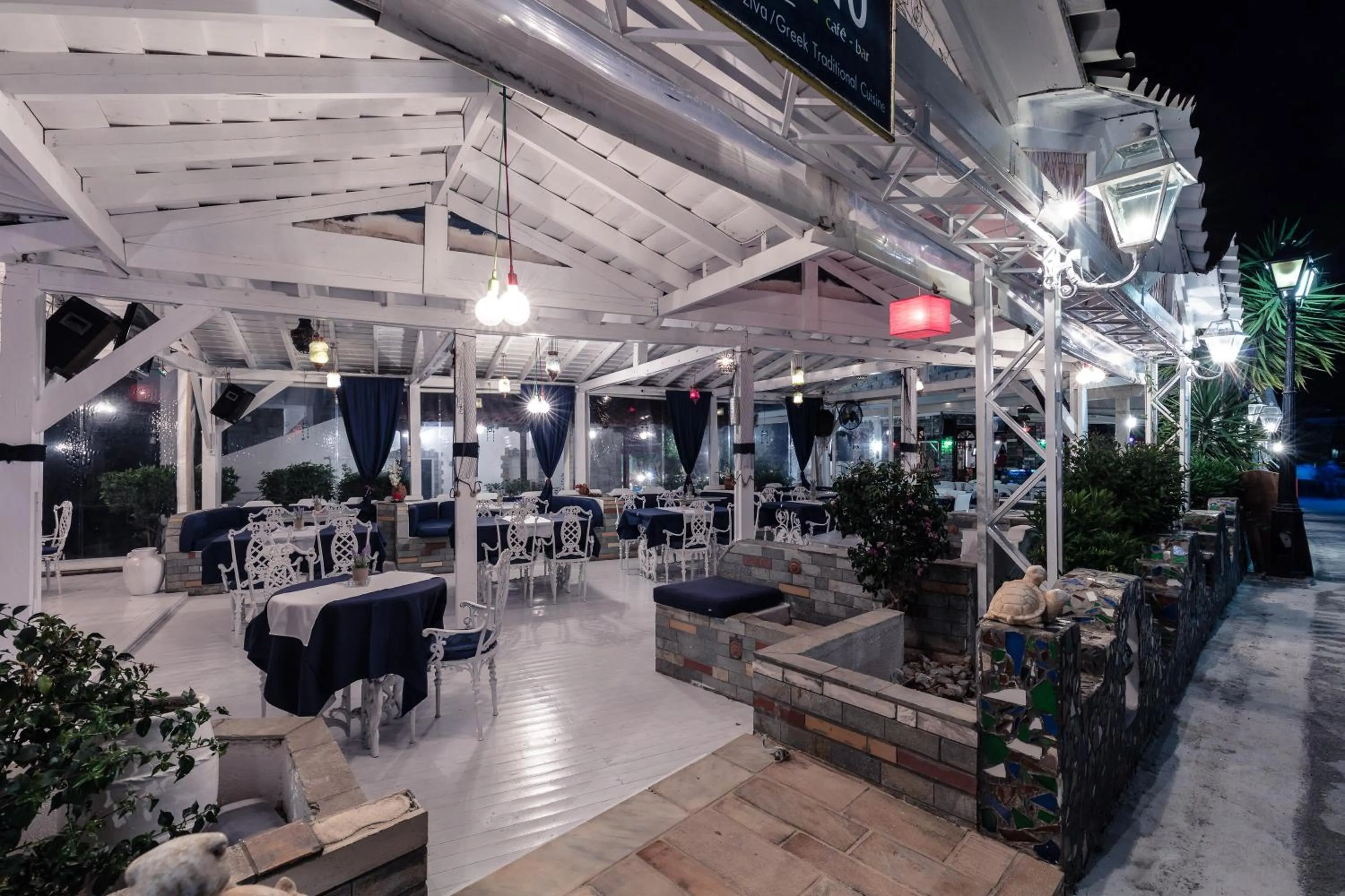 Restaurant/places to eat in Yianna Hotel