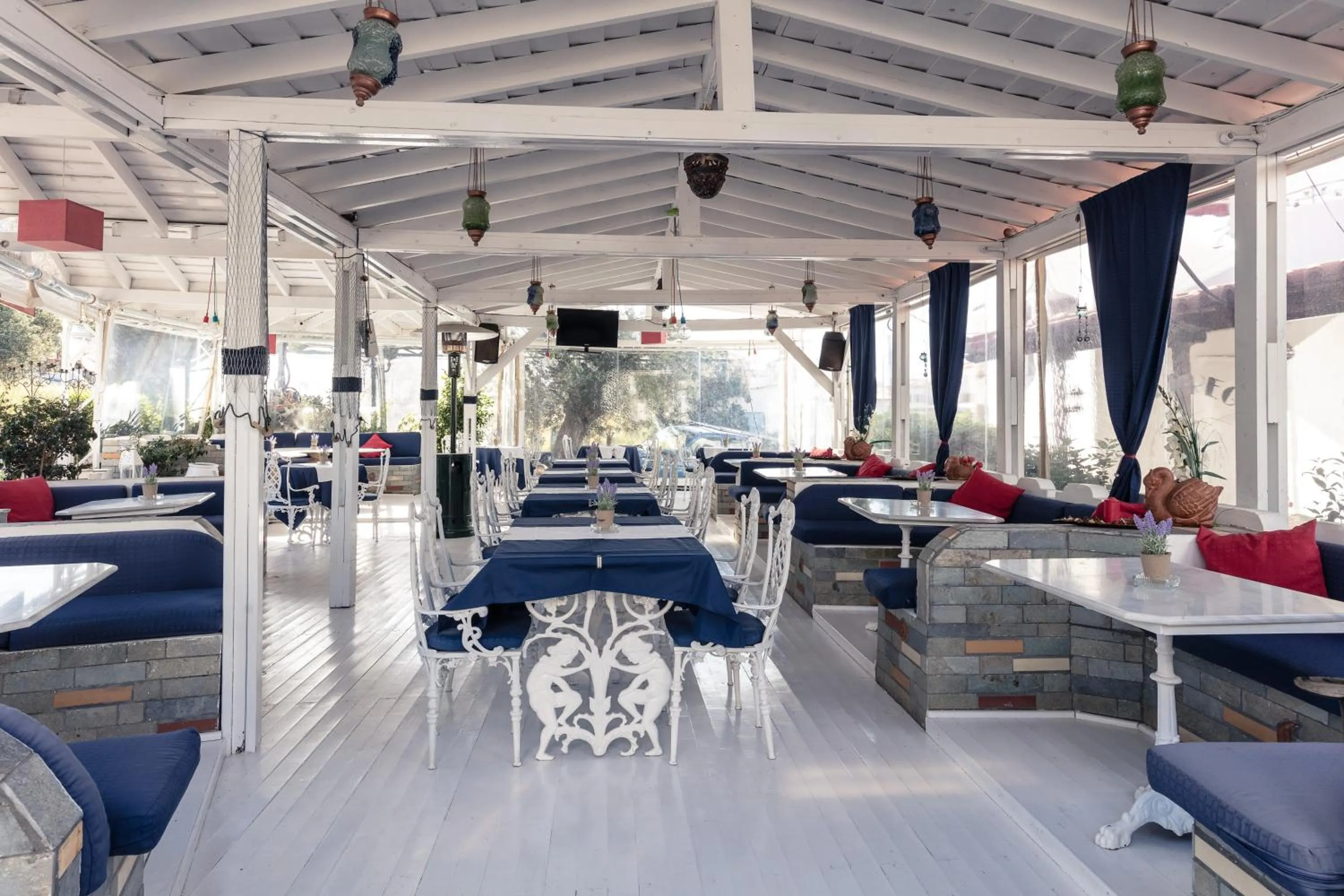 Restaurant/places to eat in Yianna Hotel