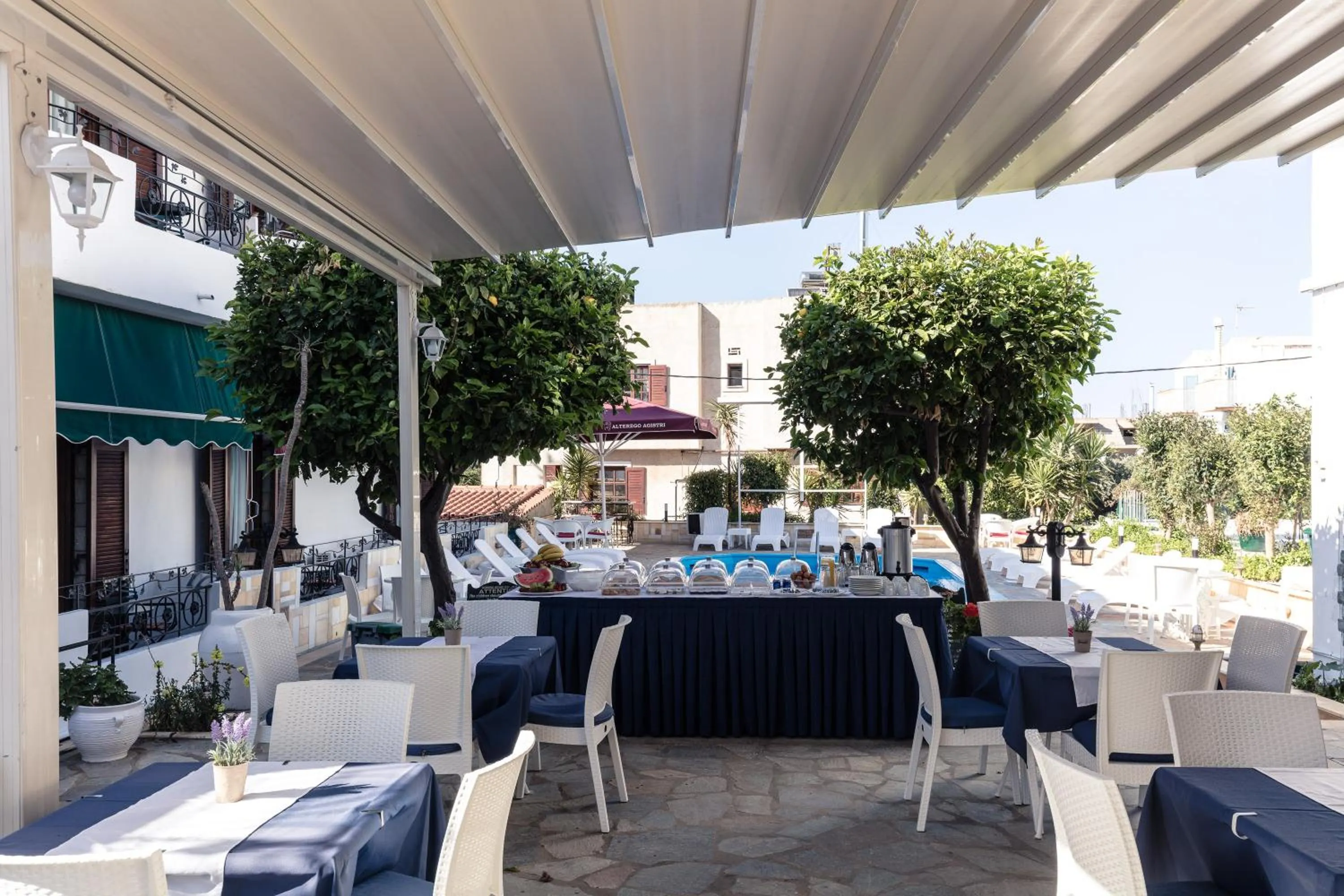 Restaurant/places to eat in Yianna Hotel
