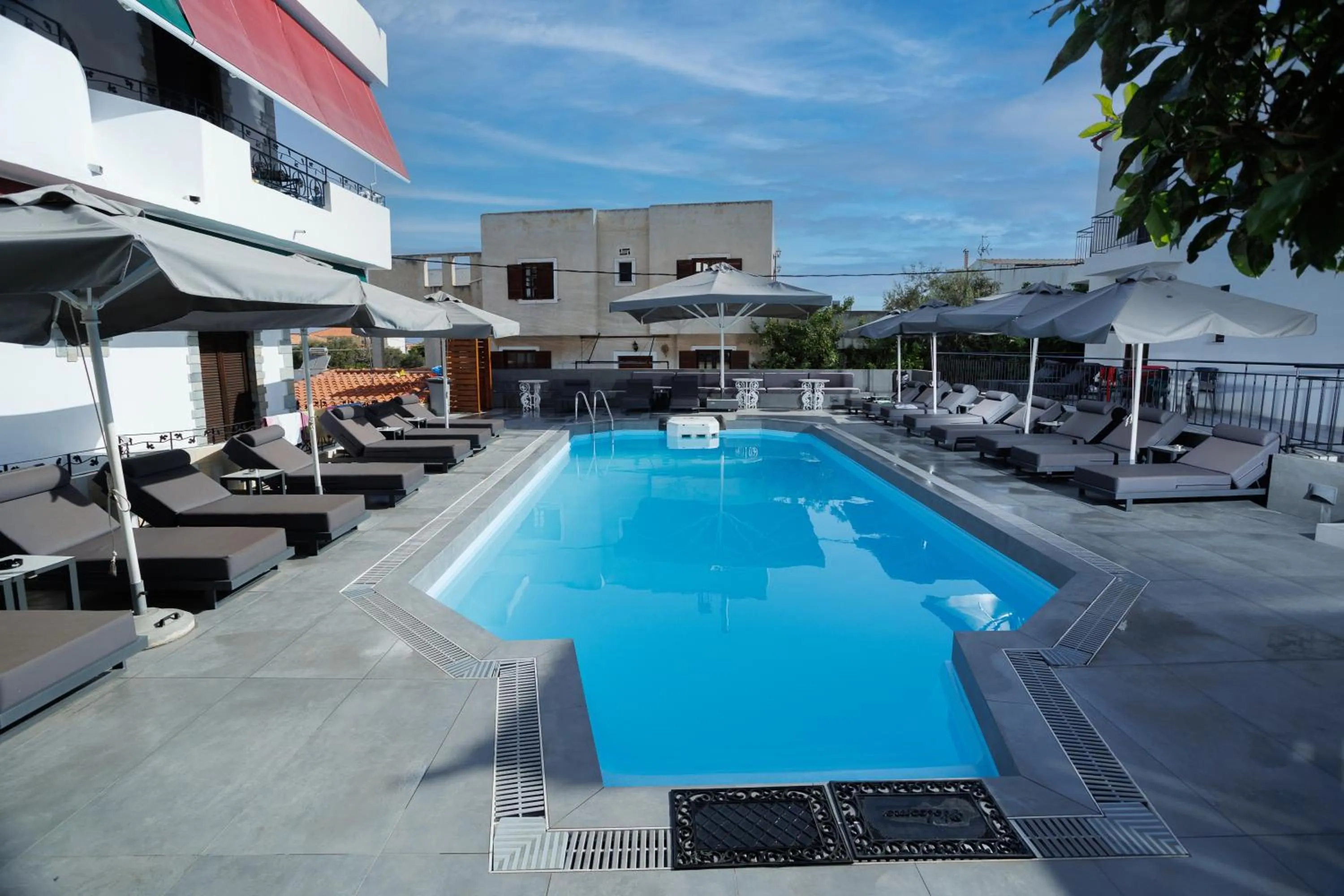 Swimming pool in Yianna Hotel