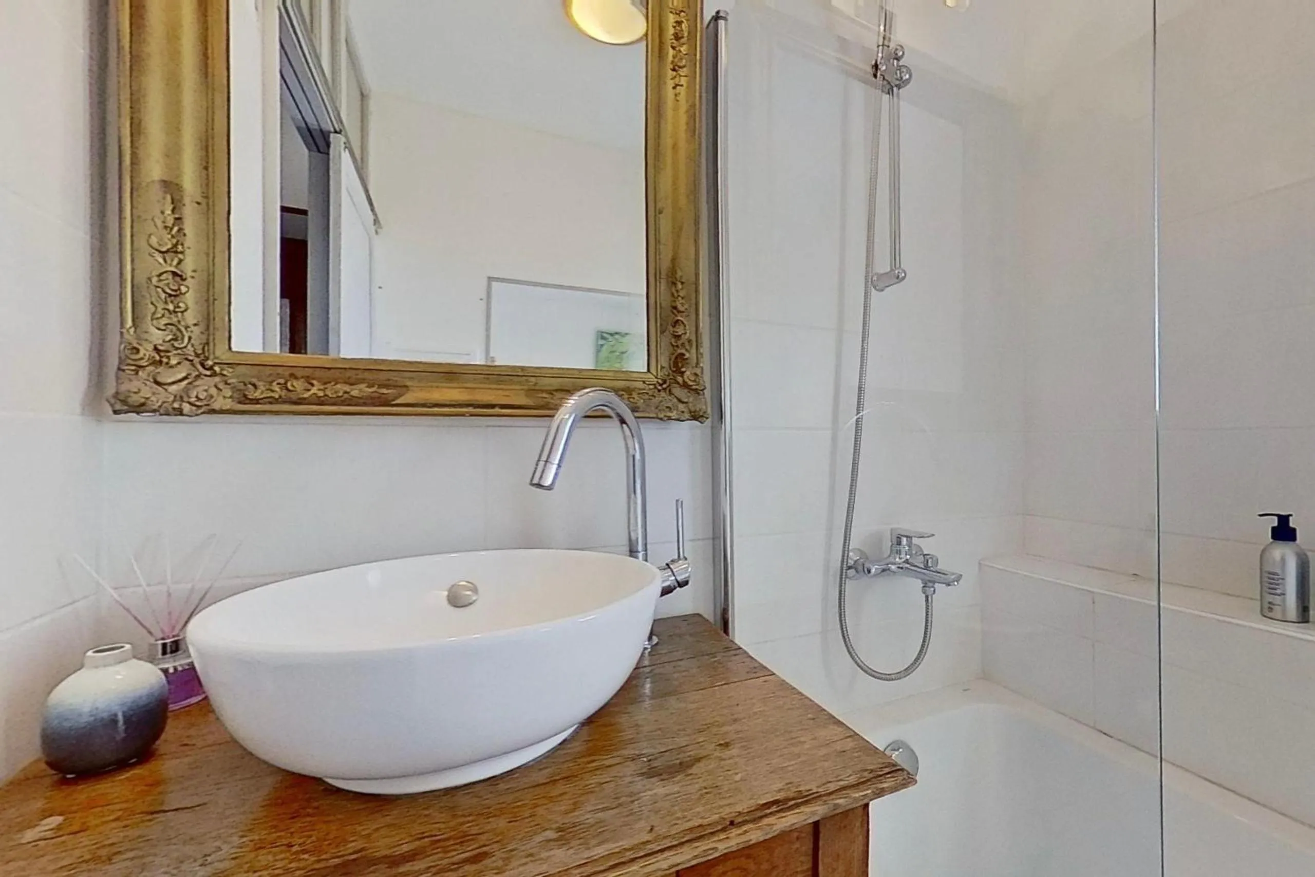 Shower in Les 2 Drôles d'Oiseaux