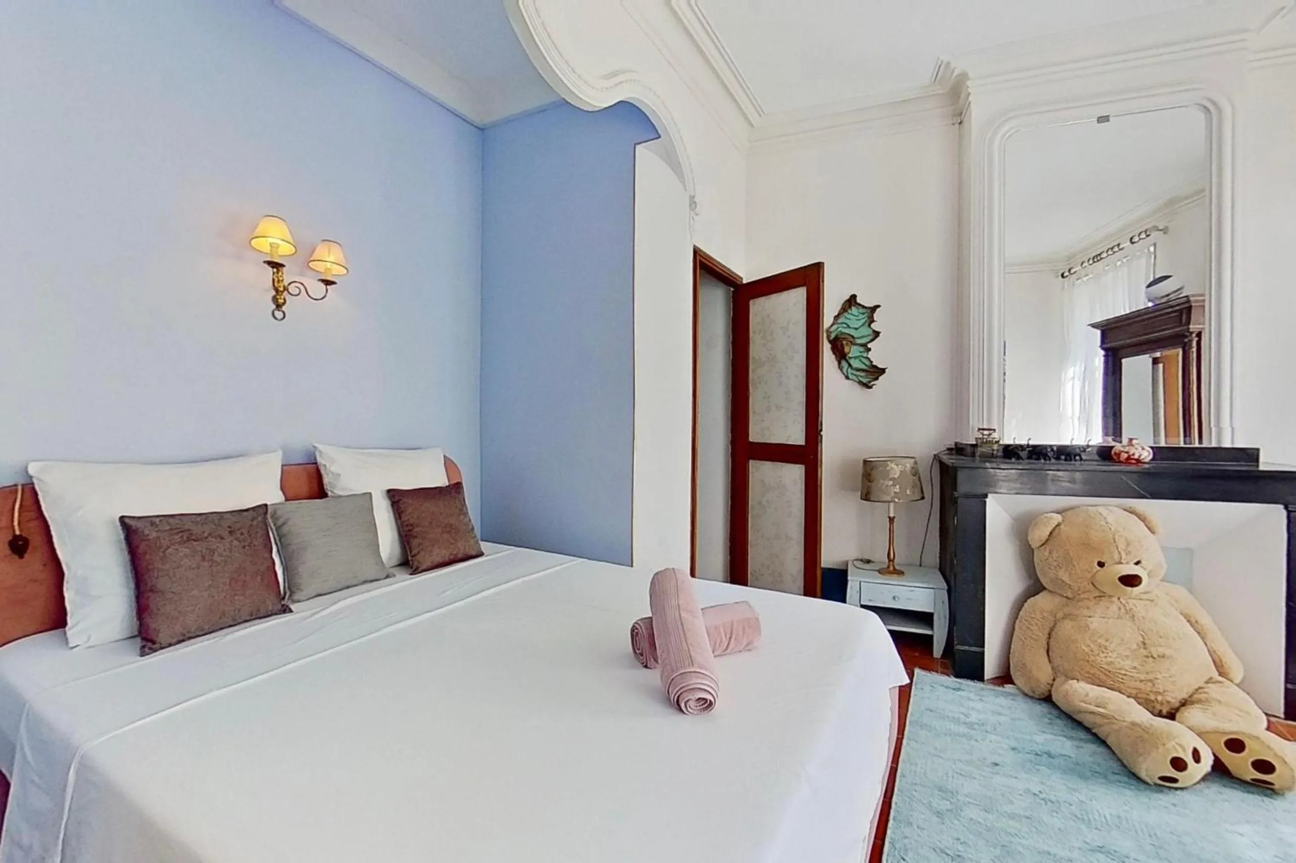 Bedroom, Bed in Les 2 Drôles d'Oiseaux