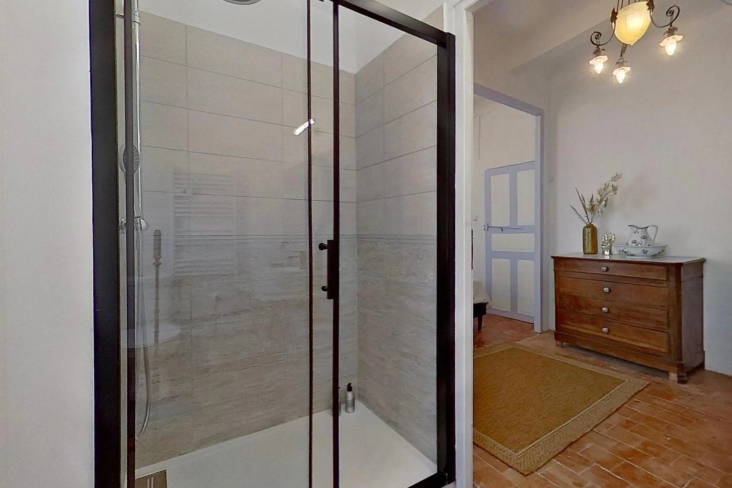 Shower in Les 2 Drôles d'Oiseaux