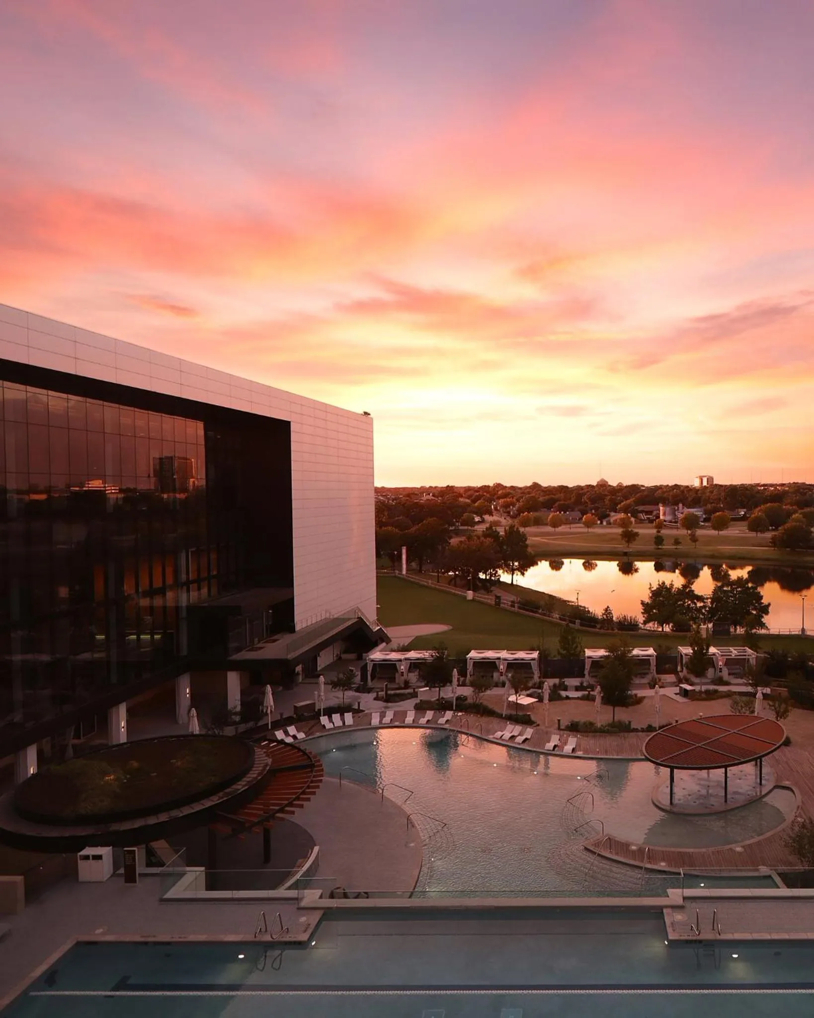 Swimming pool in Loews Arlington Hotel