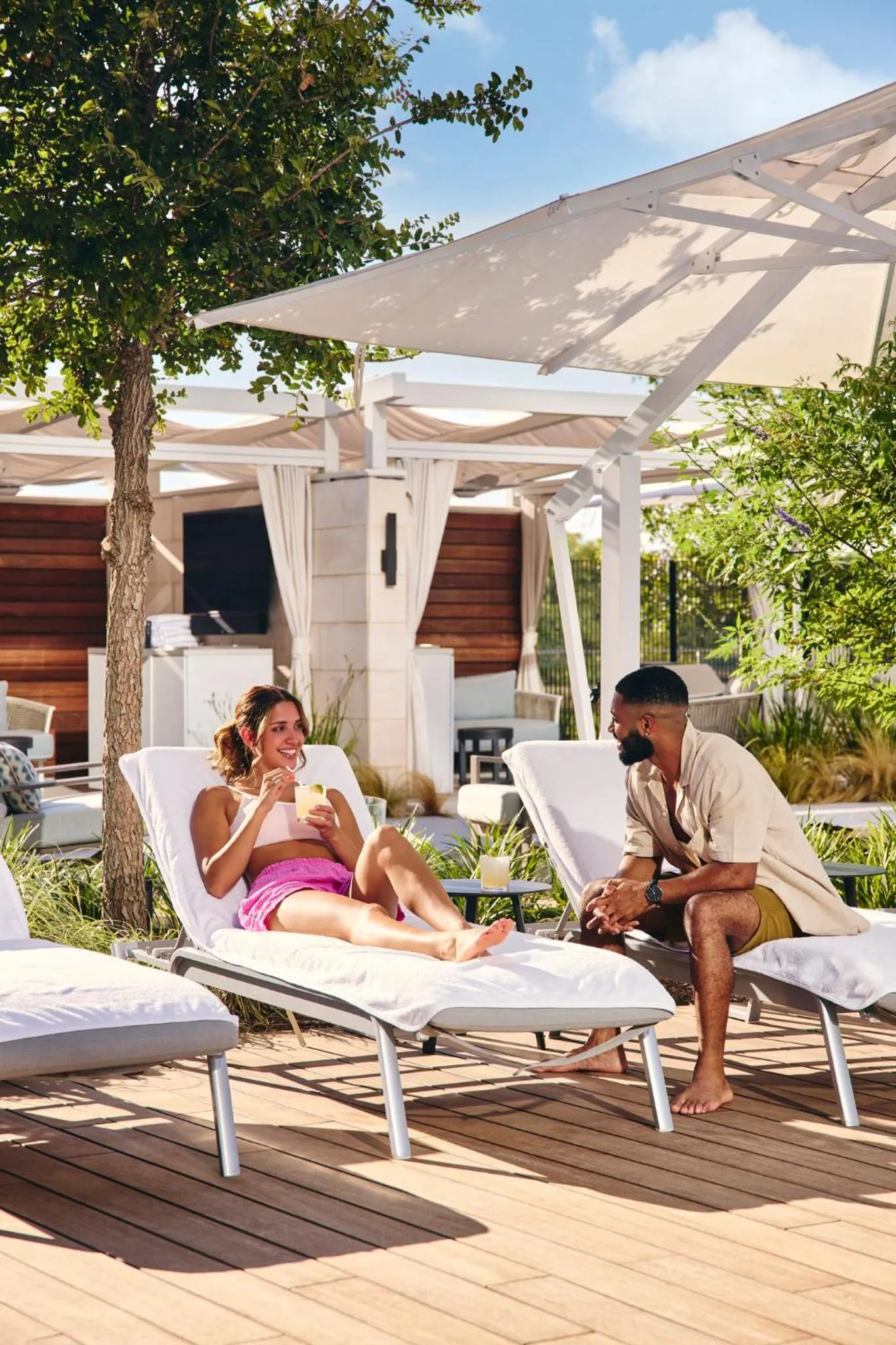 Swimming pool in Loews Arlington Hotel