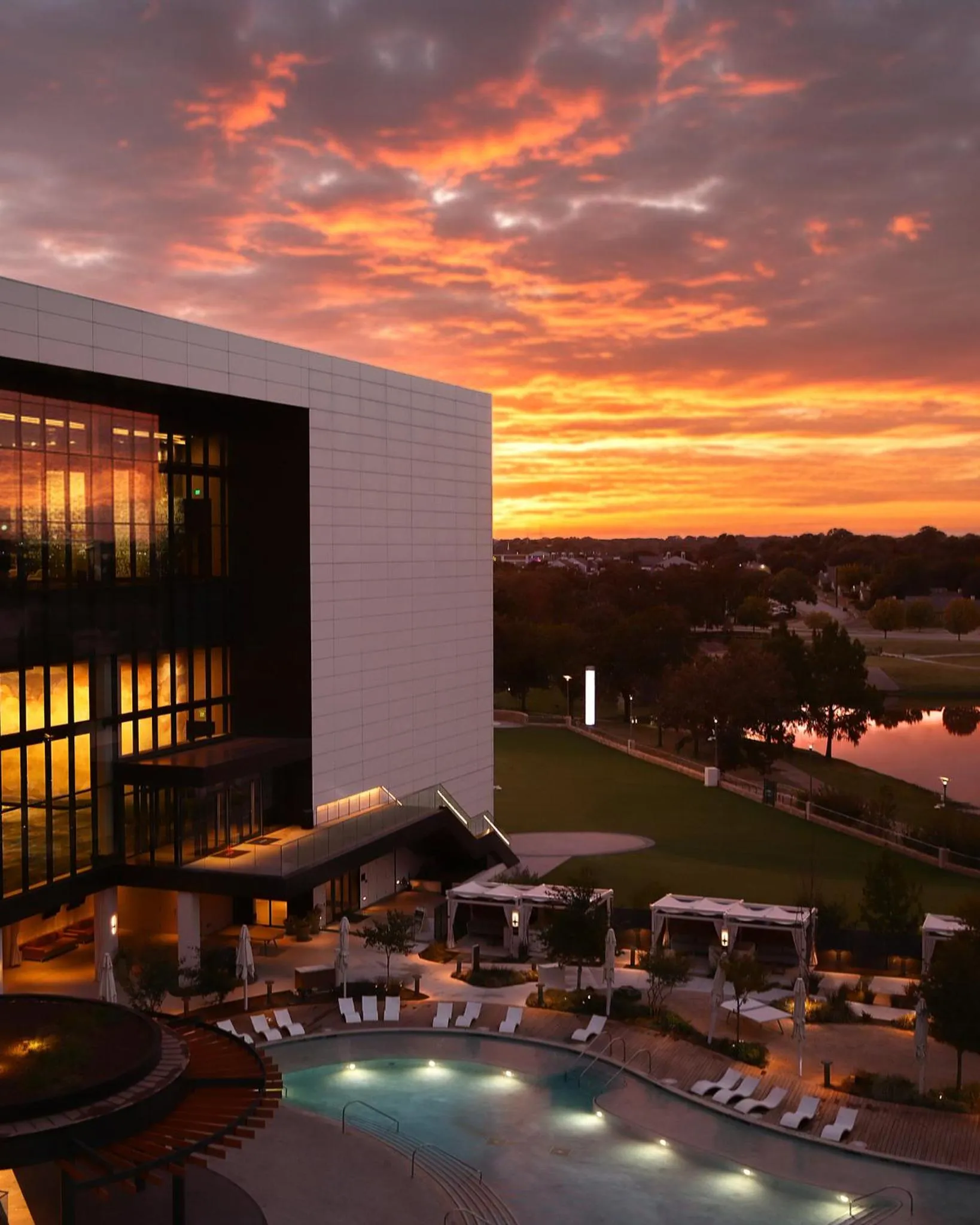 Swimming pool in Loews Arlington Hotel