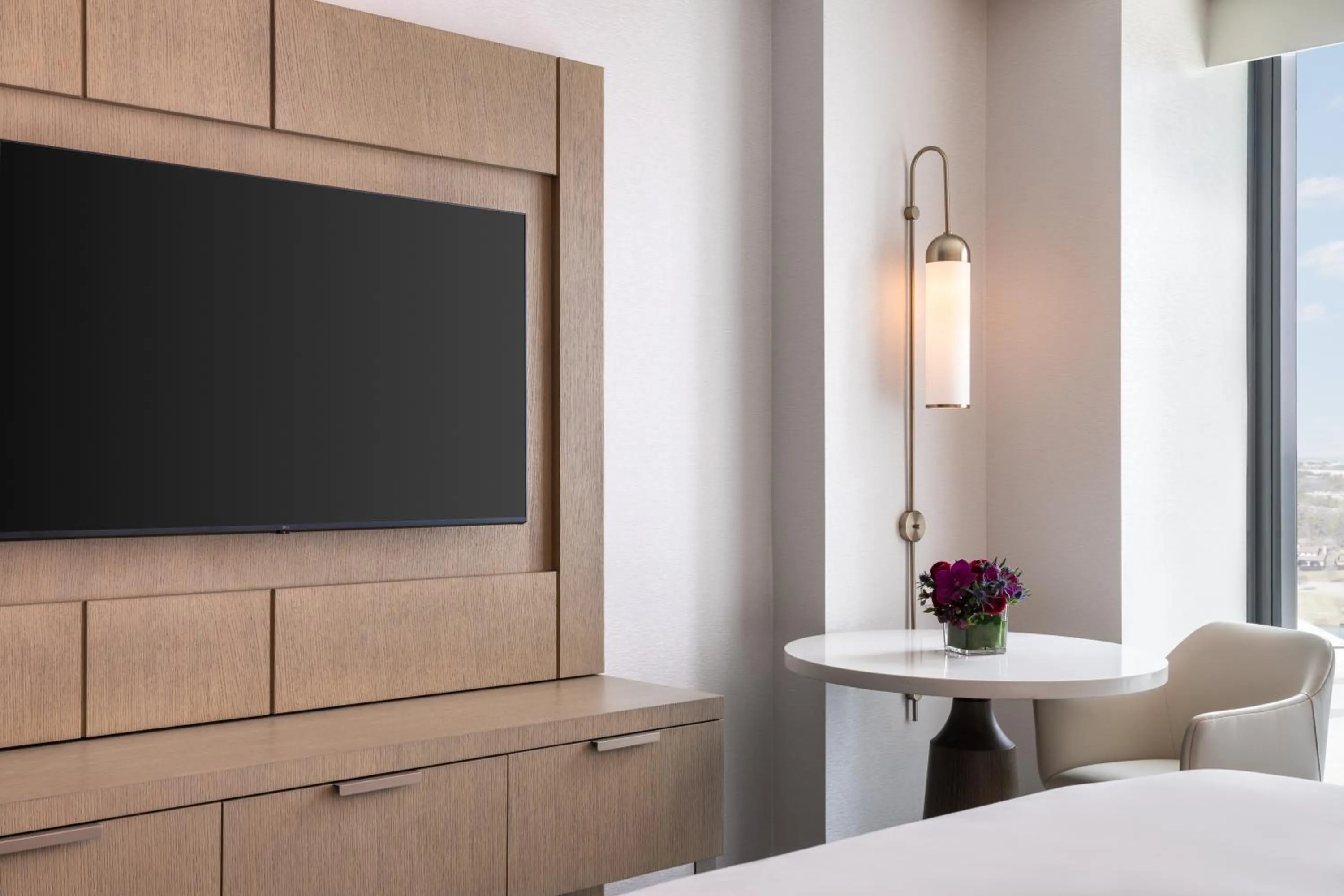 TV and multimedia, Bed in Loews Arlington Hotel