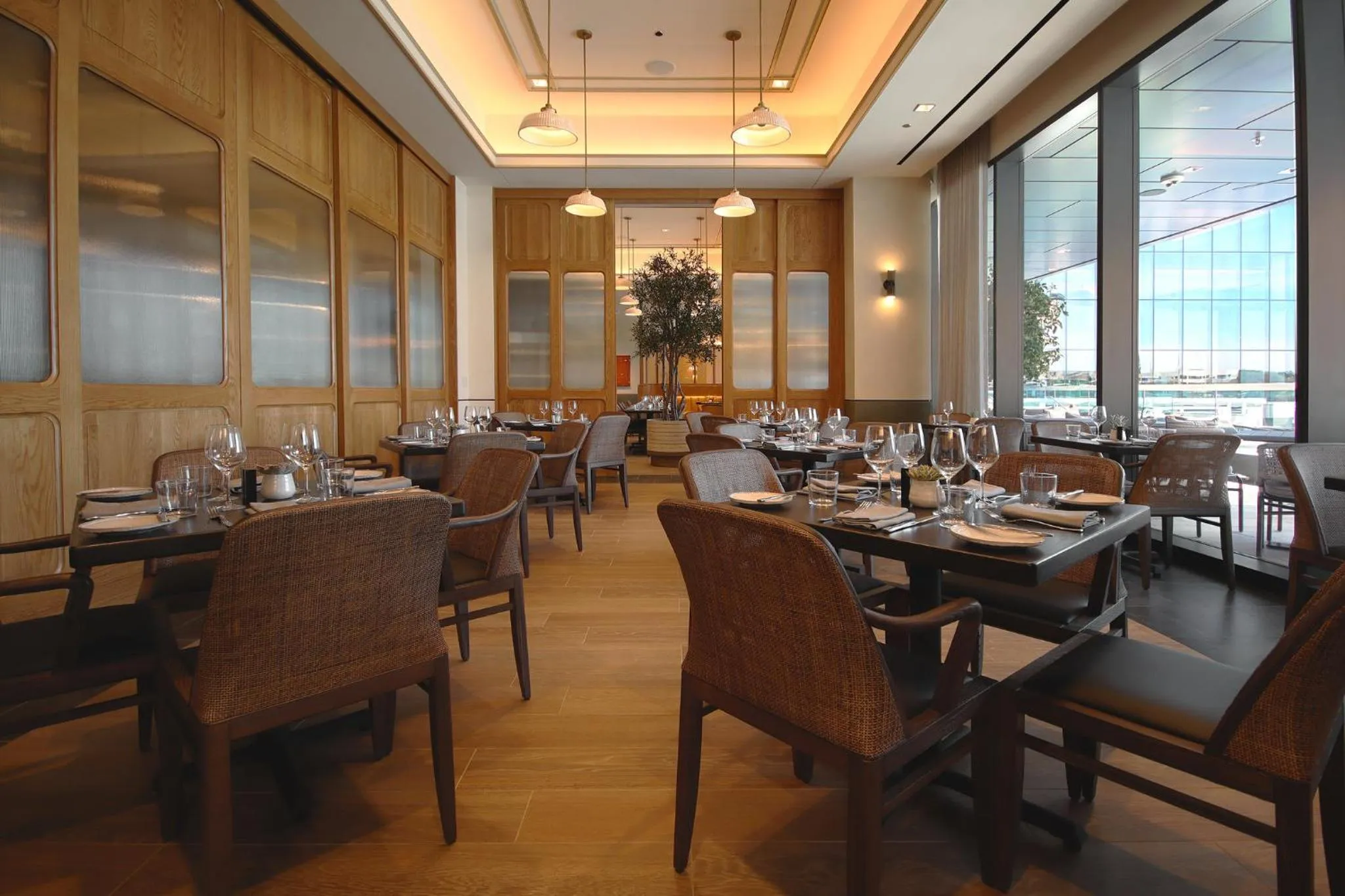 Restaurant/places to eat in Loews Arlington Hotel
