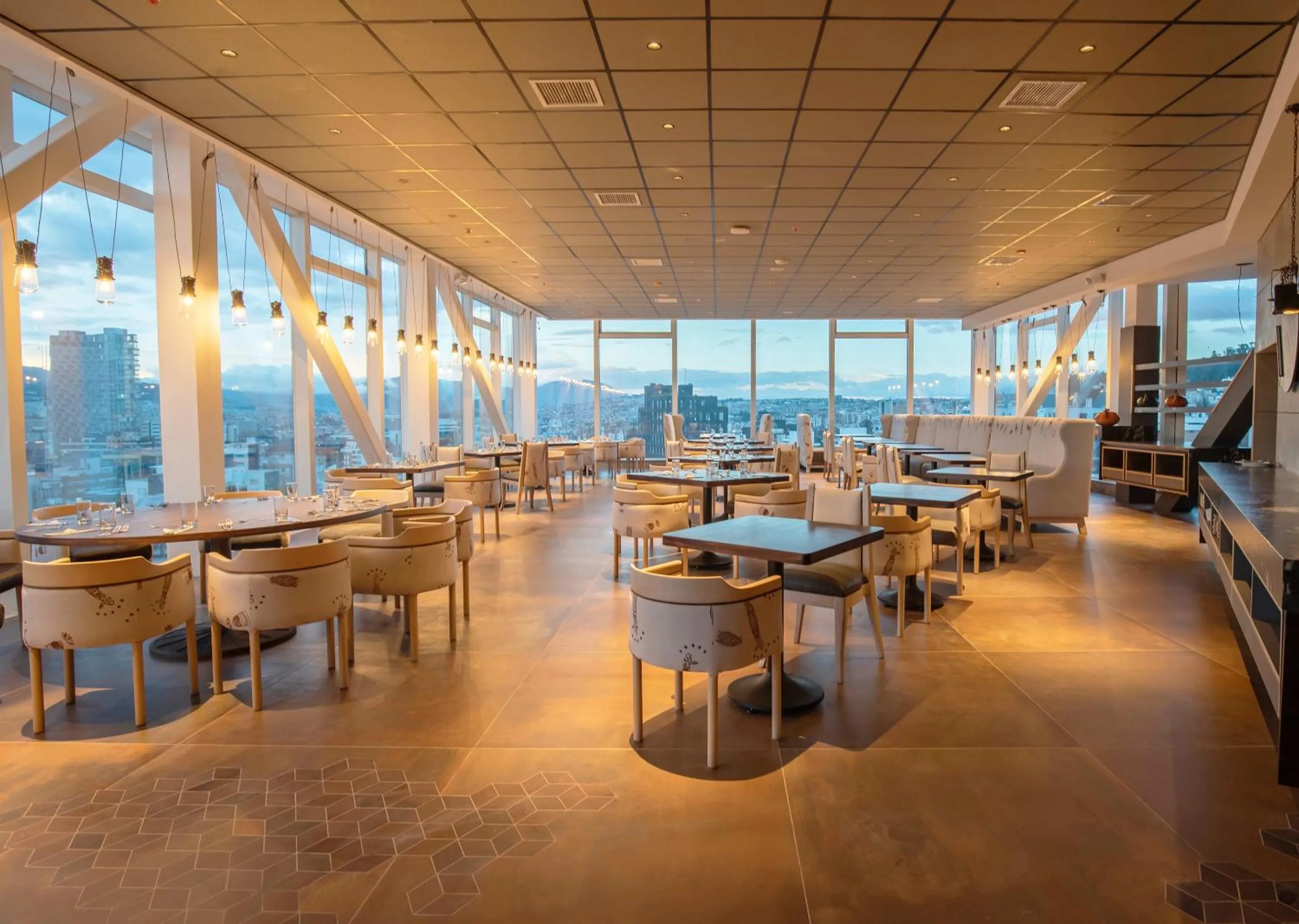 Restaurant/places to eat in GO Quito Hotel