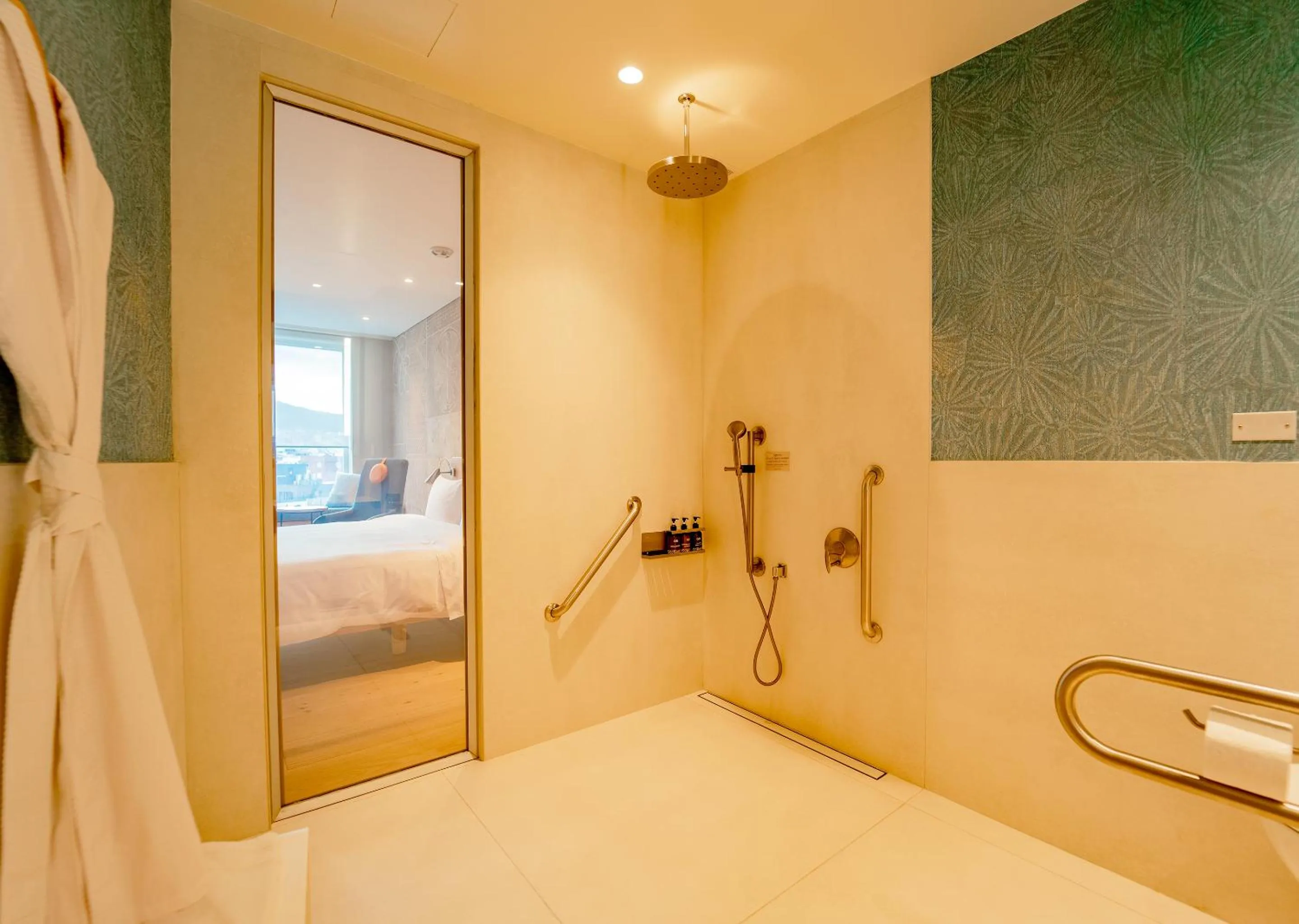 Shower, Bed in GO Quito Hotel