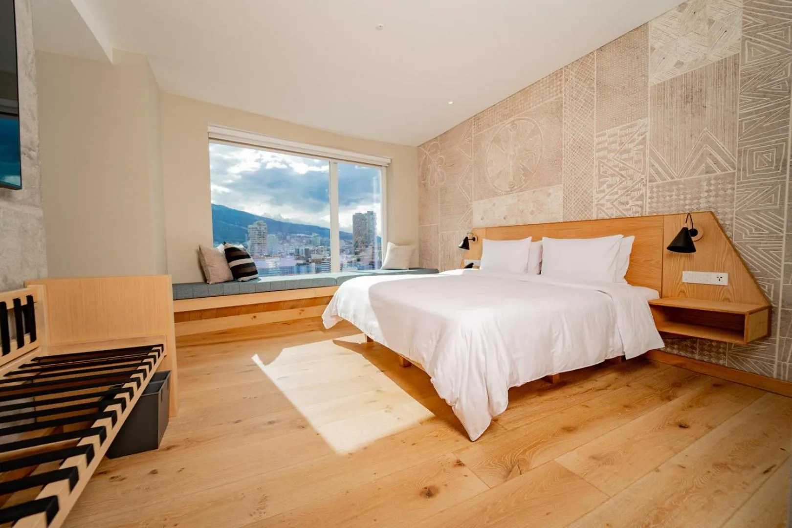 Photo of the whole room, Bed in GO Quito Hotel