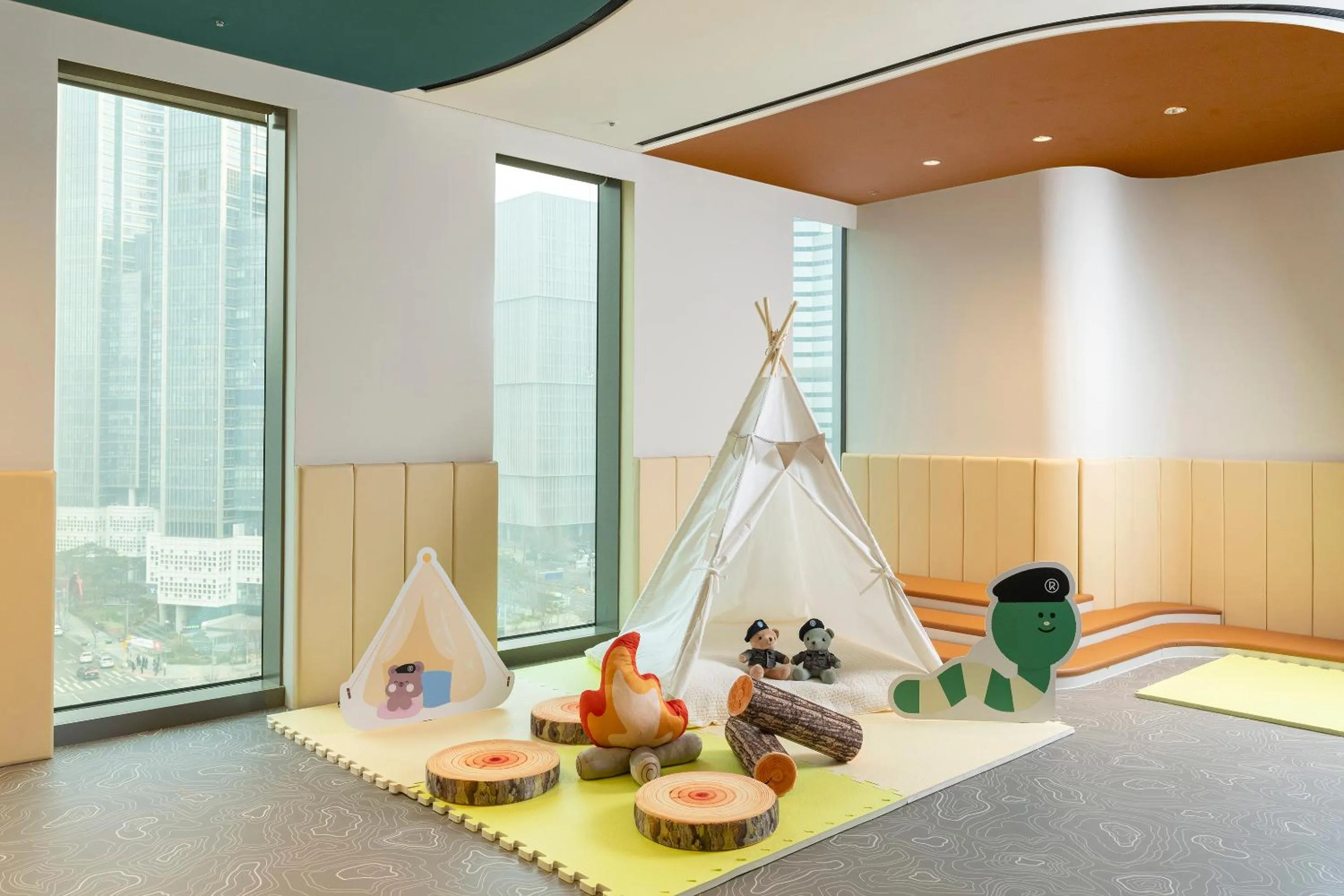 Communal lounge/ TV room in Nine Tree Premier ROKAUS Hotel Seoul Yongsan