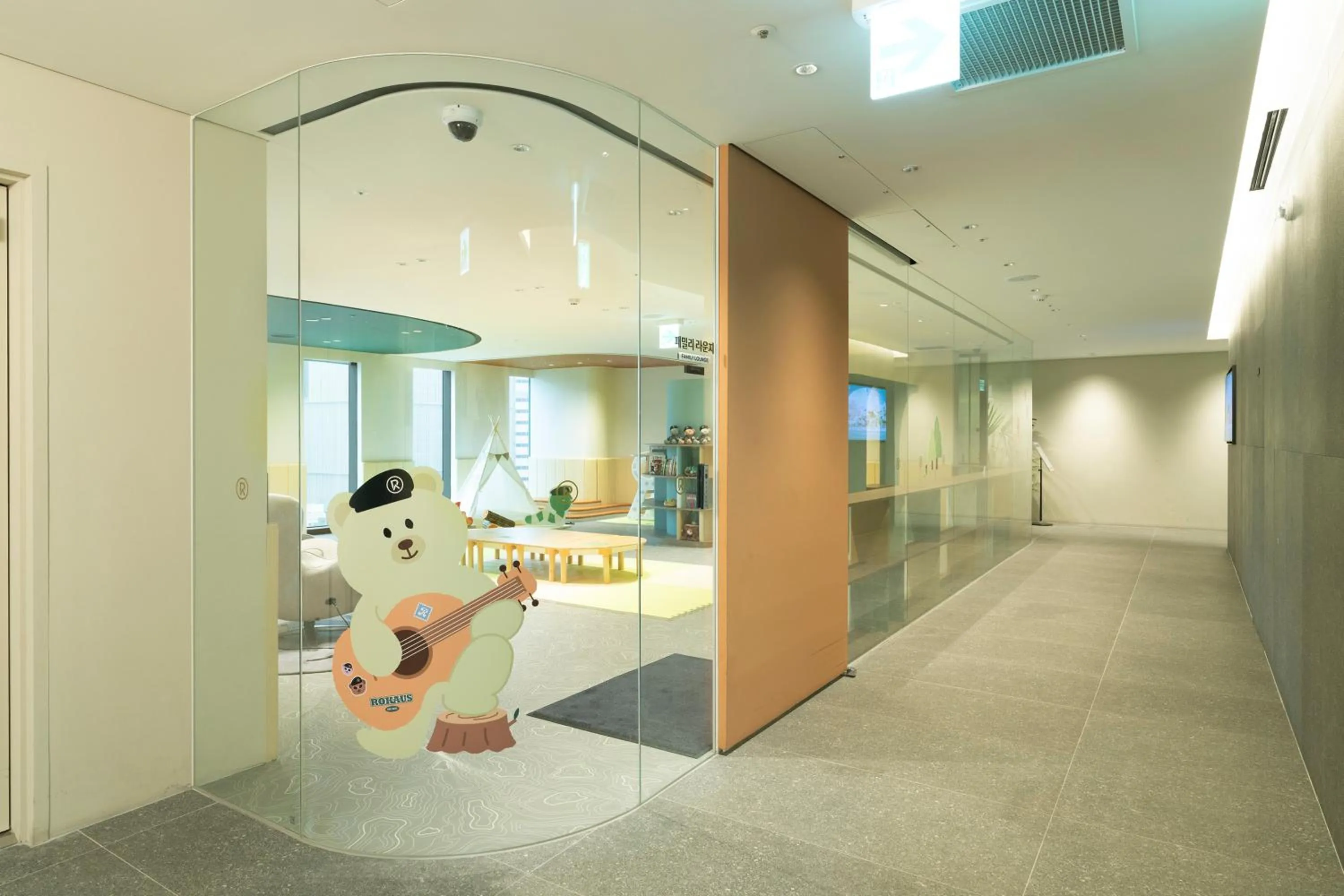 Communal lounge/ TV room in Nine Tree Premier ROKAUS Hotel Seoul Yongsan