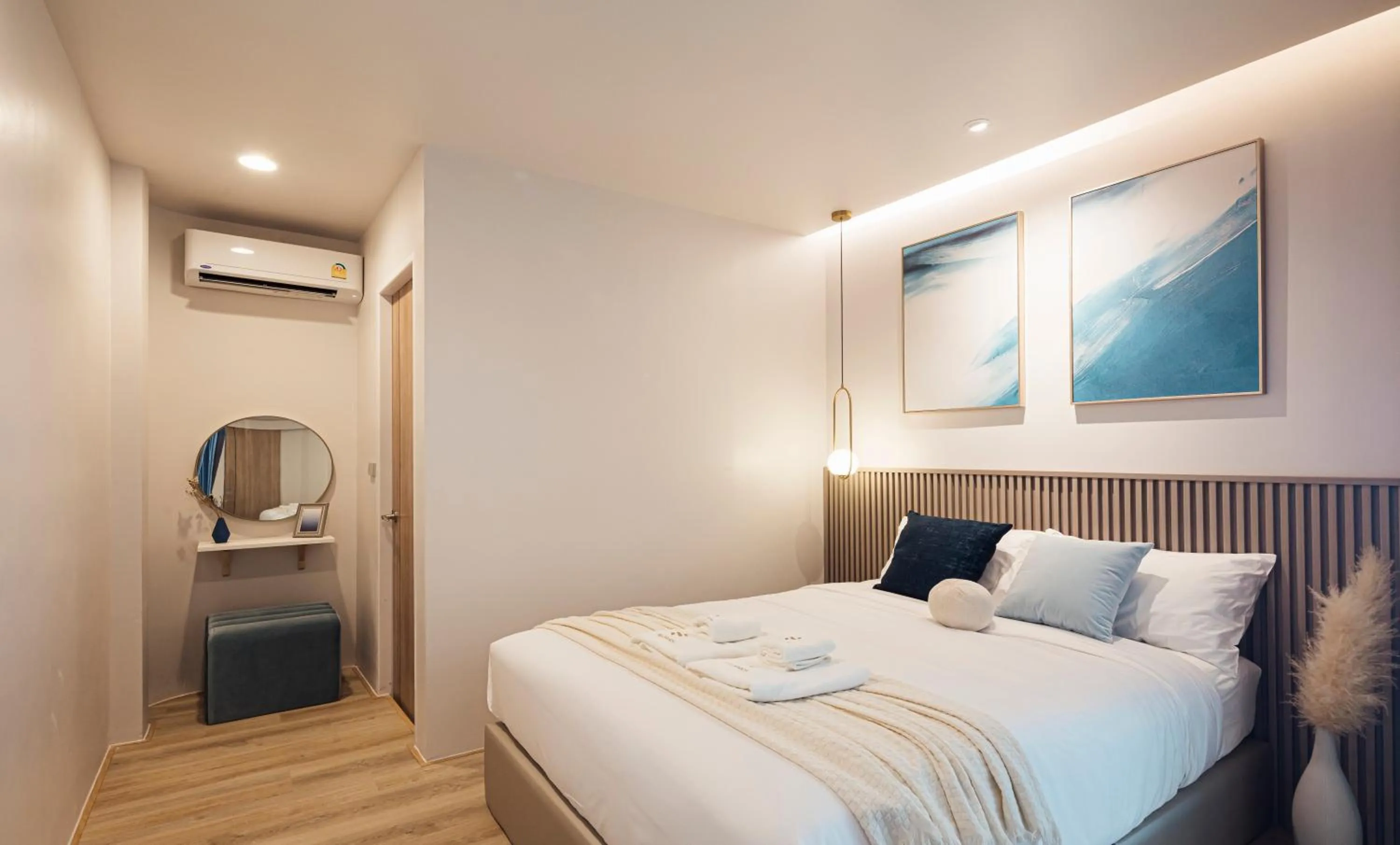 Bed in Sea Season Pool Villa Pattaya