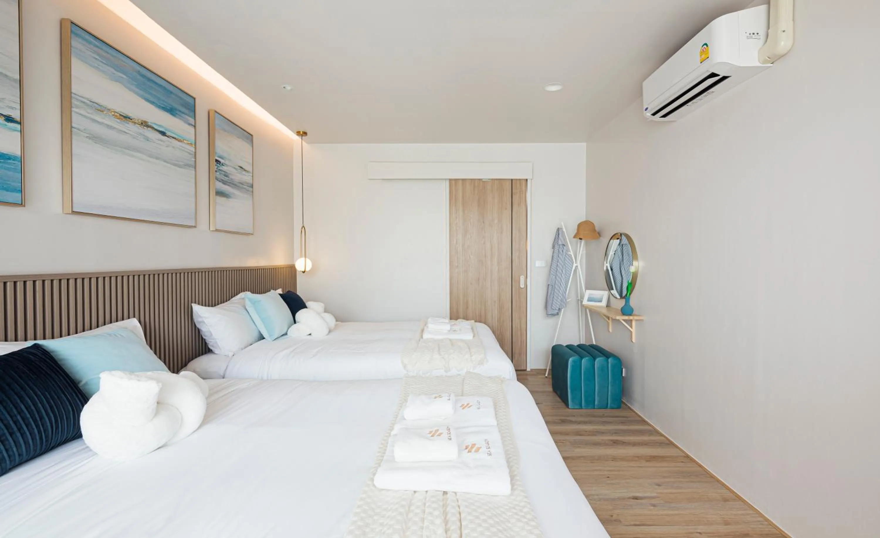Bed in Sea Season Pool Villa Pattaya