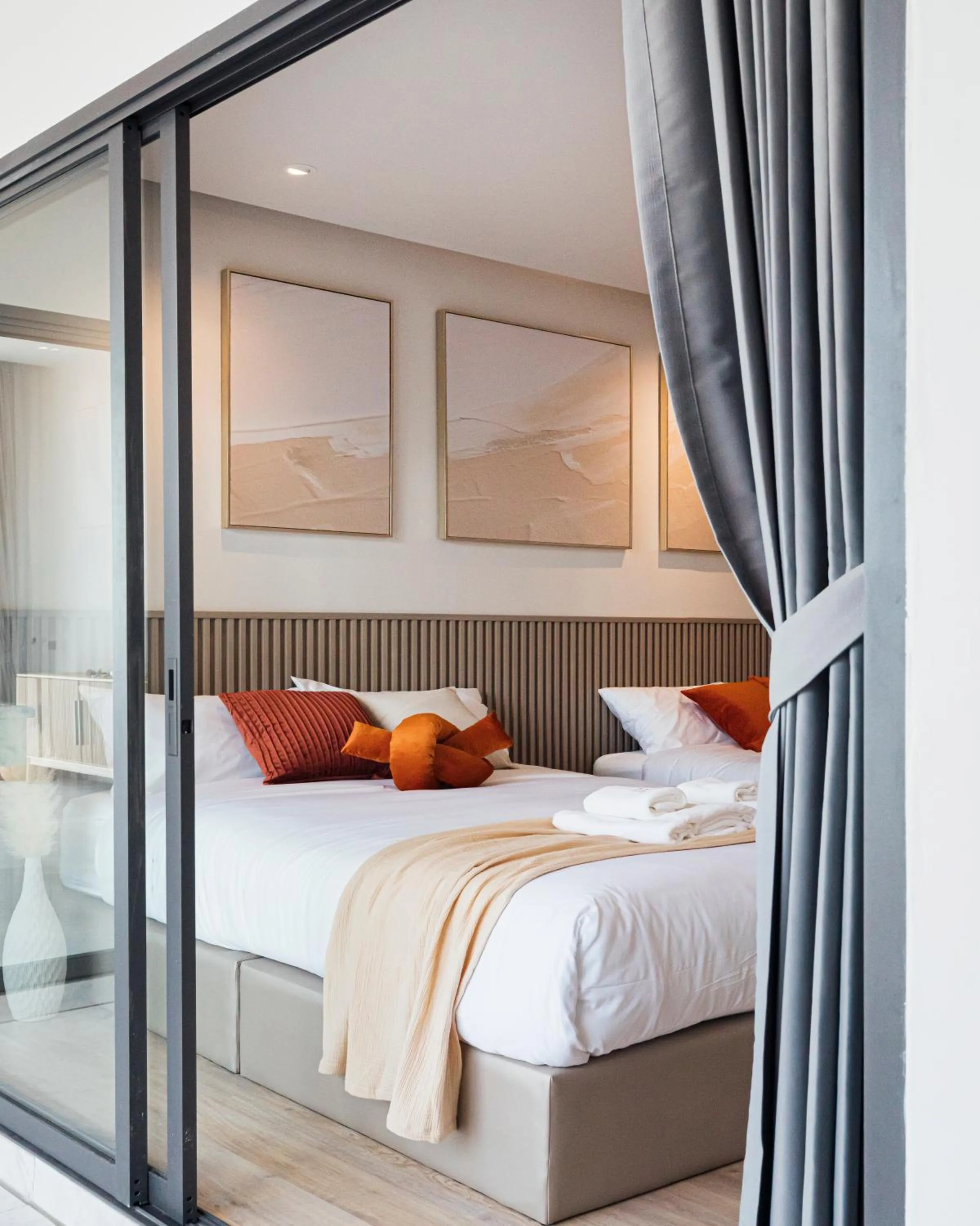 Bed in Sea Season Pool Villa Pattaya