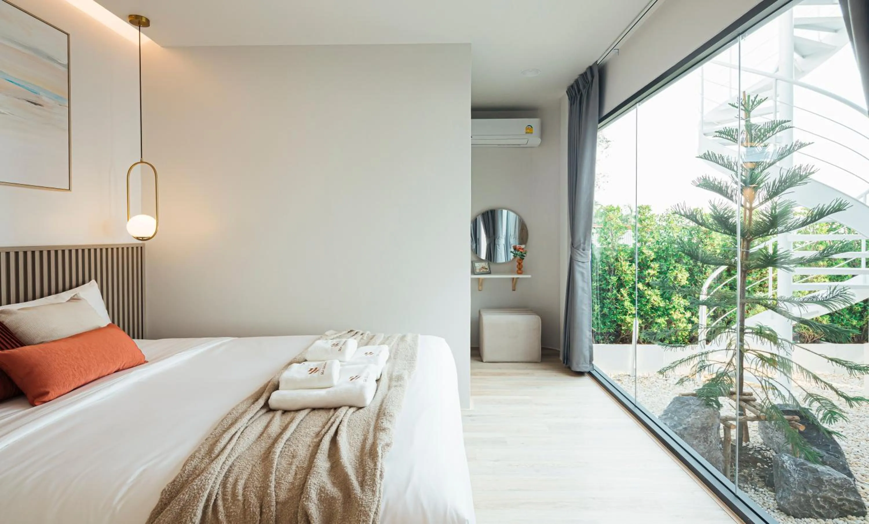 Bed in Sea Season Pool Villa Pattaya