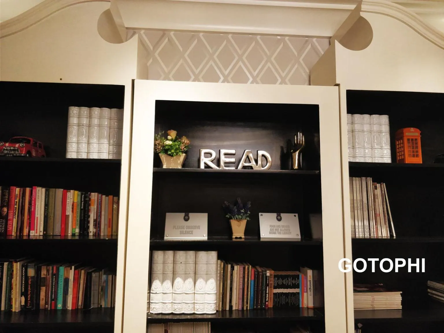 Library in The Knightsbridge Residences