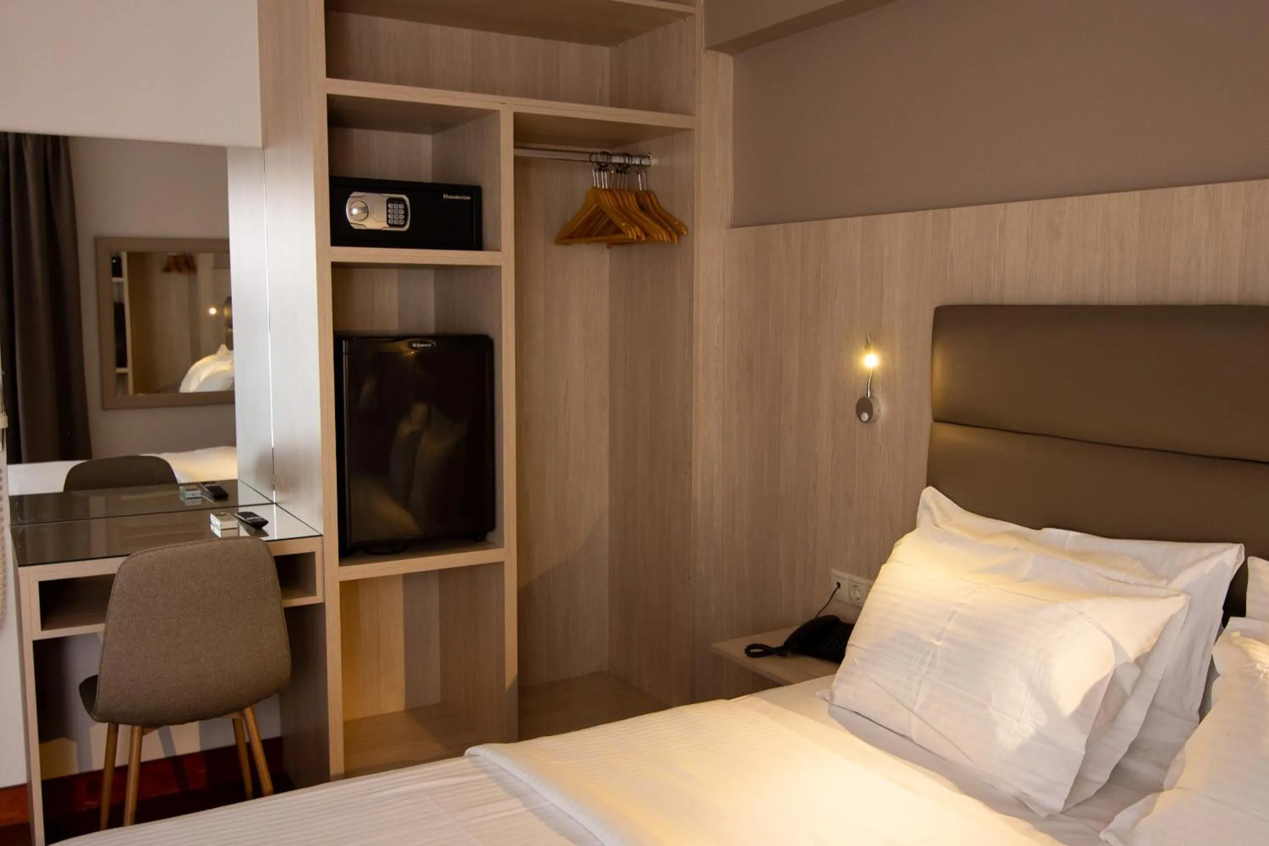 Photo of the whole room, Bed in Anemoni Piraeus Hotel