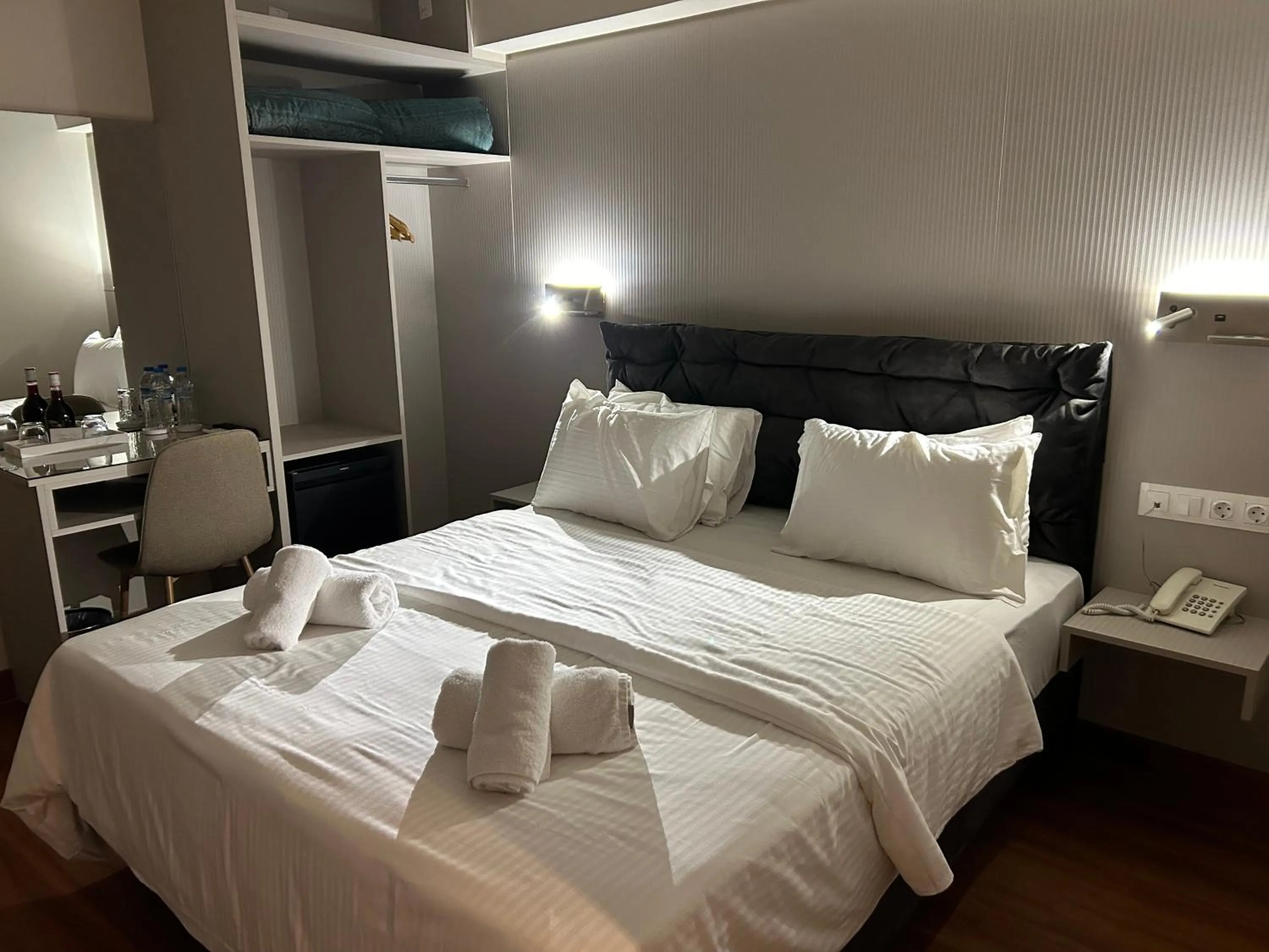 Bedroom, Bed in Anemoni Piraeus Hotel