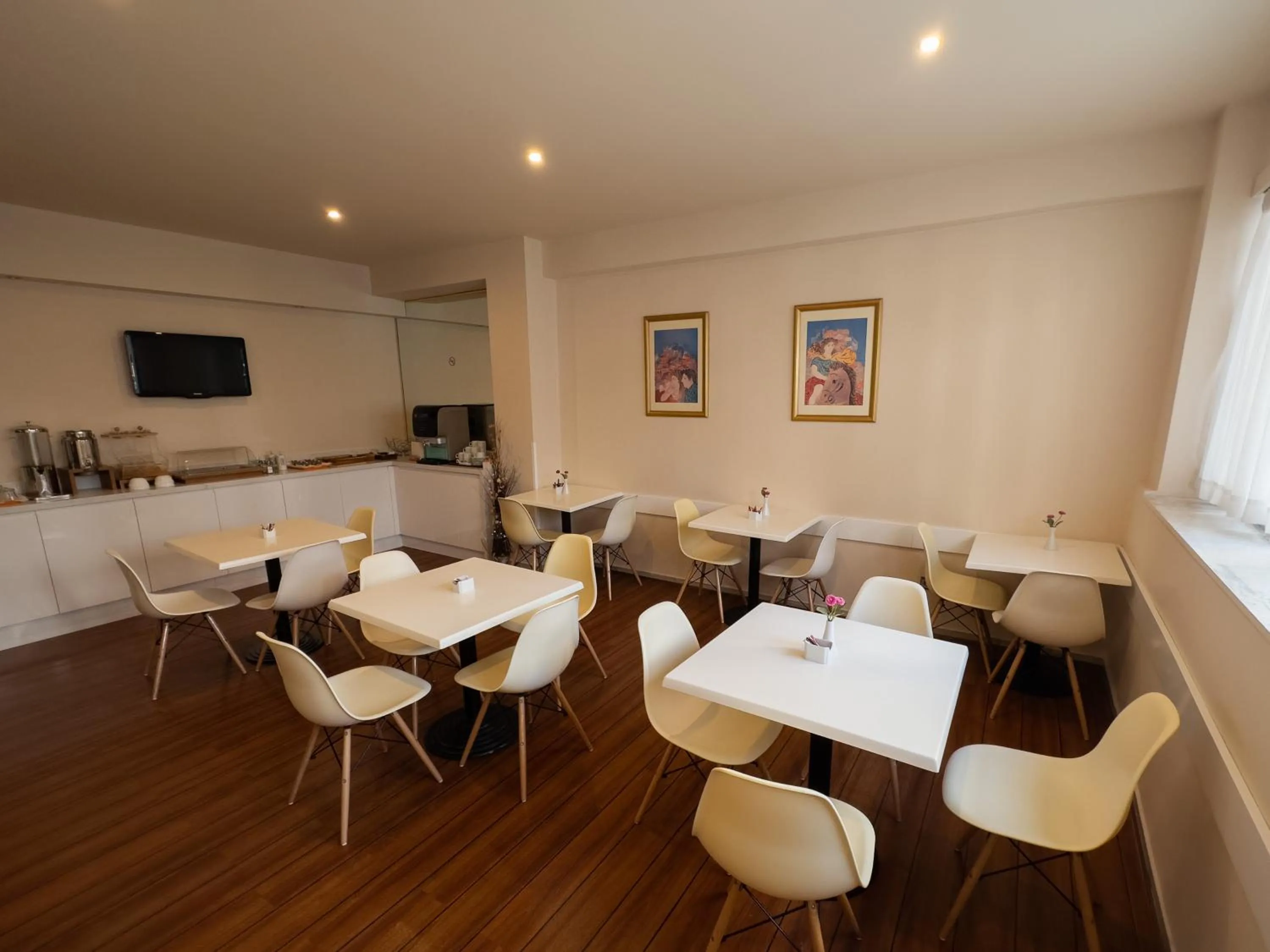 Restaurant/places to eat in Anemoni Piraeus Hotel