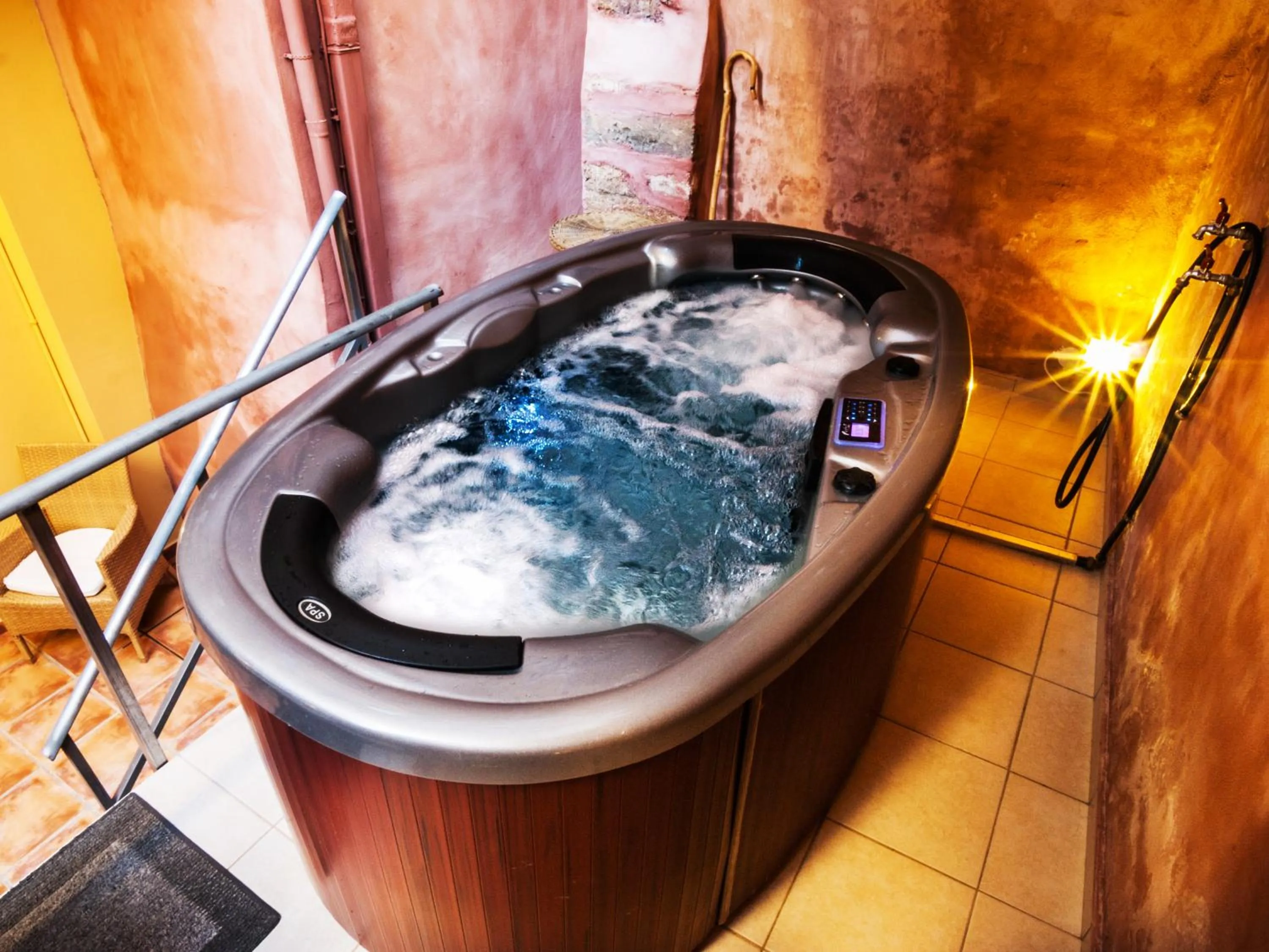 Hot Tub in Casa Kasteli